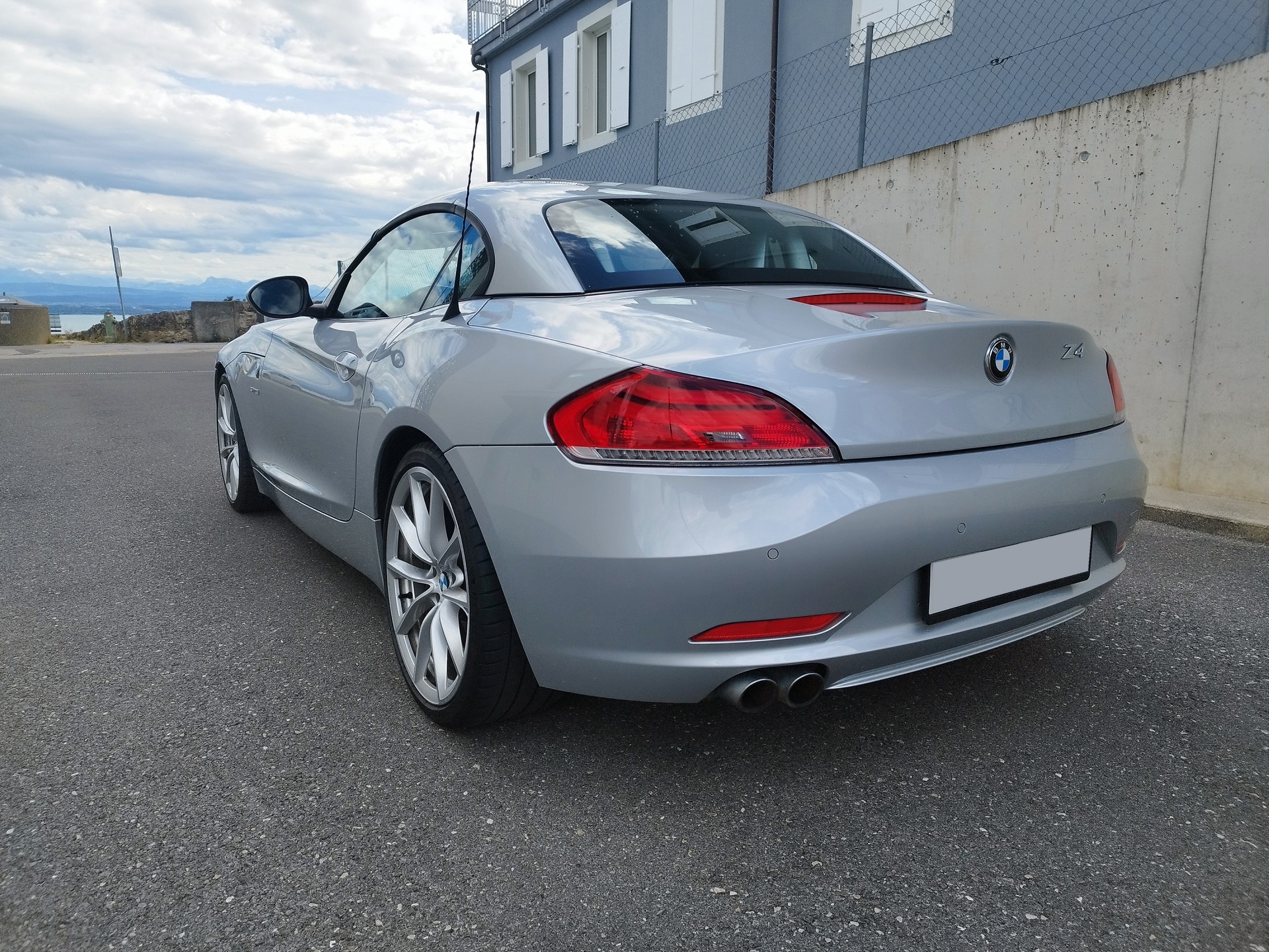 BMW 2.3i sDrive-image-1