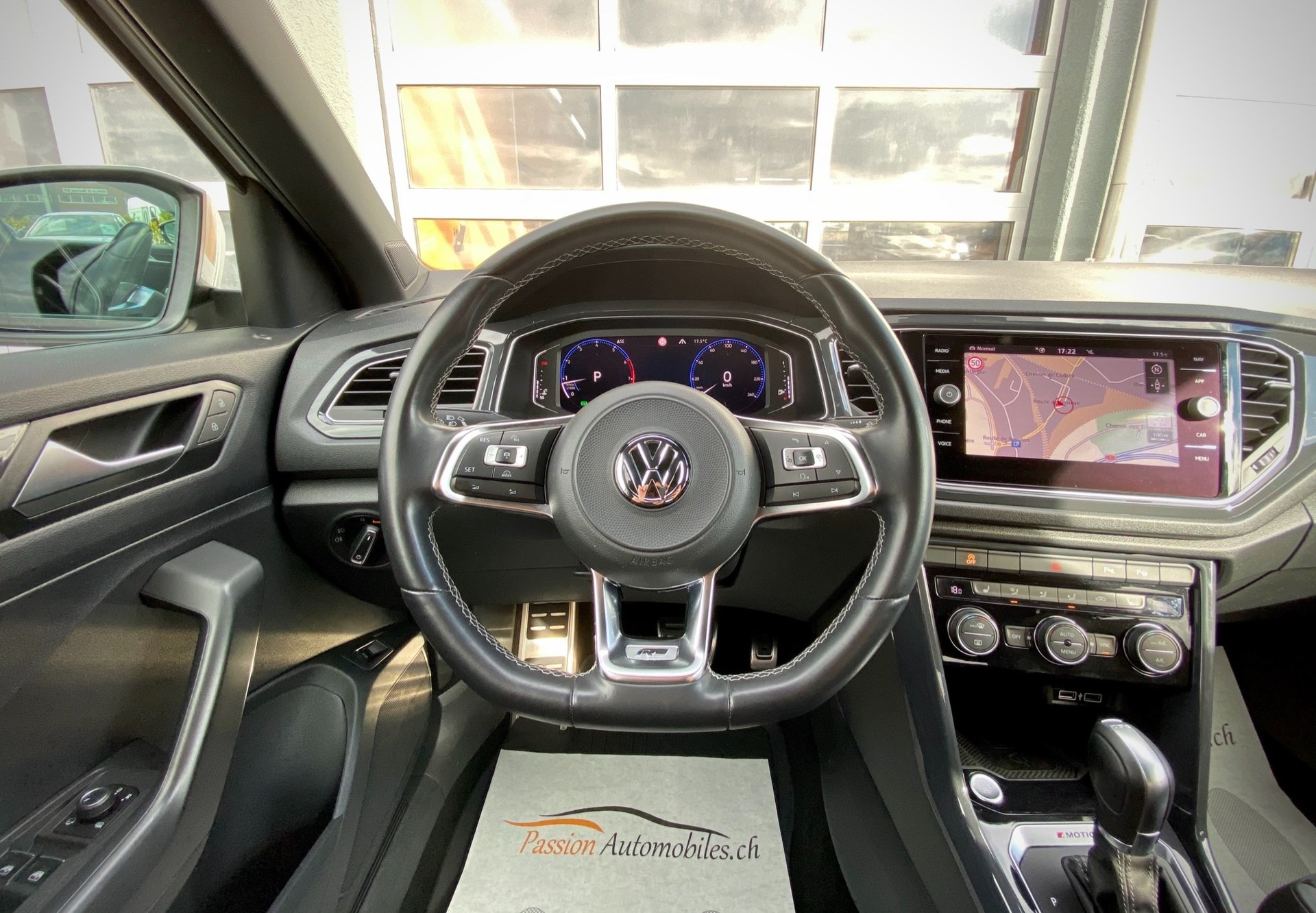 VW T-Roc 2.0 TSI Sport R-Line DSG 4Motion - Véhicule Suisse (CH)-image-10