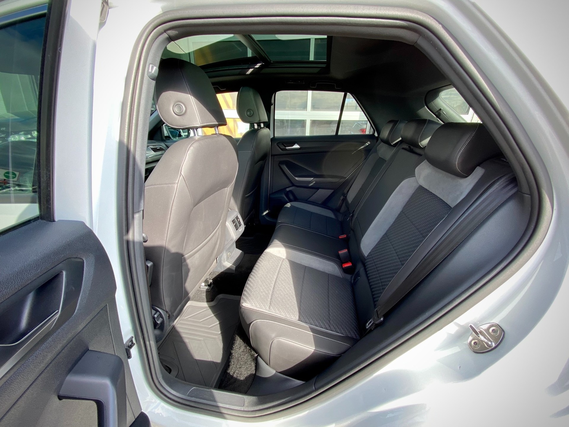 VW T-Roc 2.0 TSI Sport R-Line DSG 4Motion - Véhicule Suisse (CH)-image-12