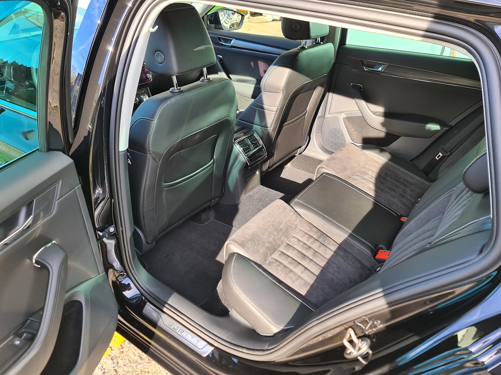SKODA Superb Combi 2.0 TDi Style 4x4 DSG-image-8