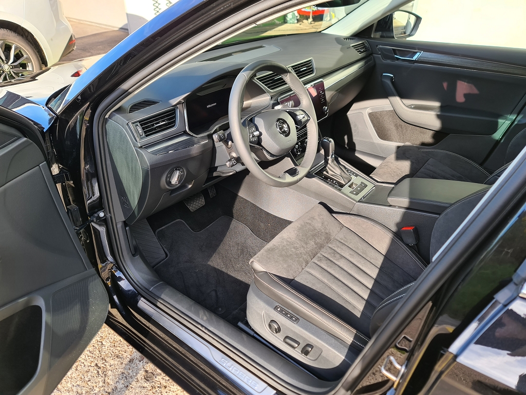 SKODA Superb Combi 2.0 TDi Style 4x4 DSG-image-10
