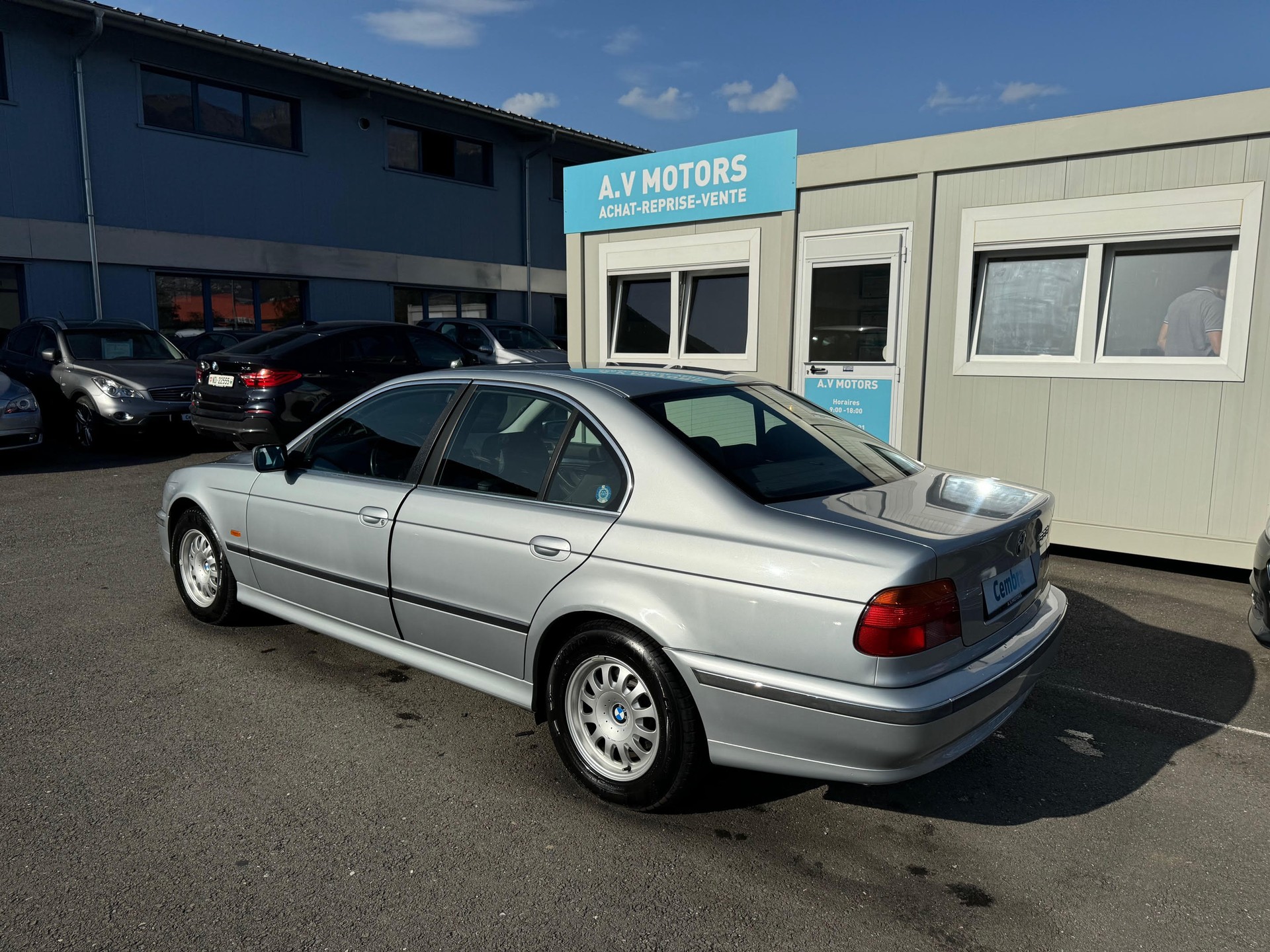 BMW 528i-image-3