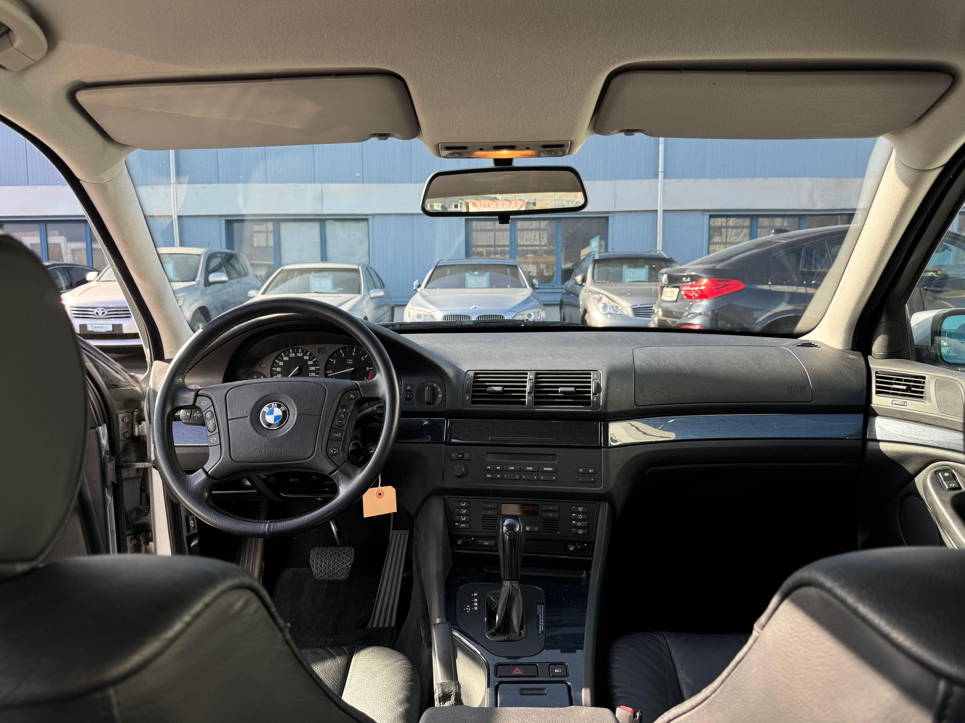 BMW 528i-image-10