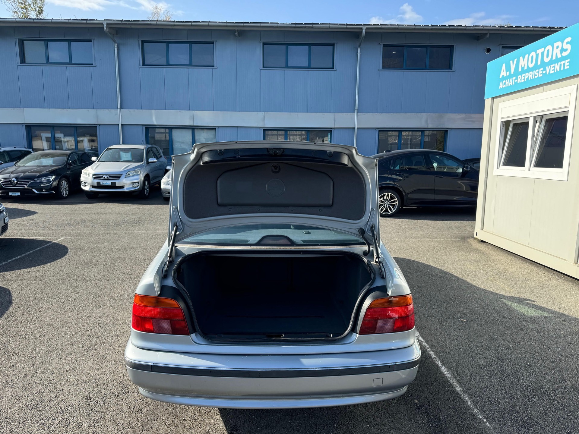 BMW 528i-image-6