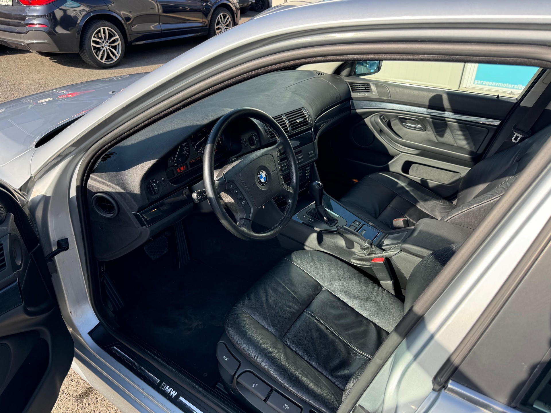 BMW 528i-image-7
