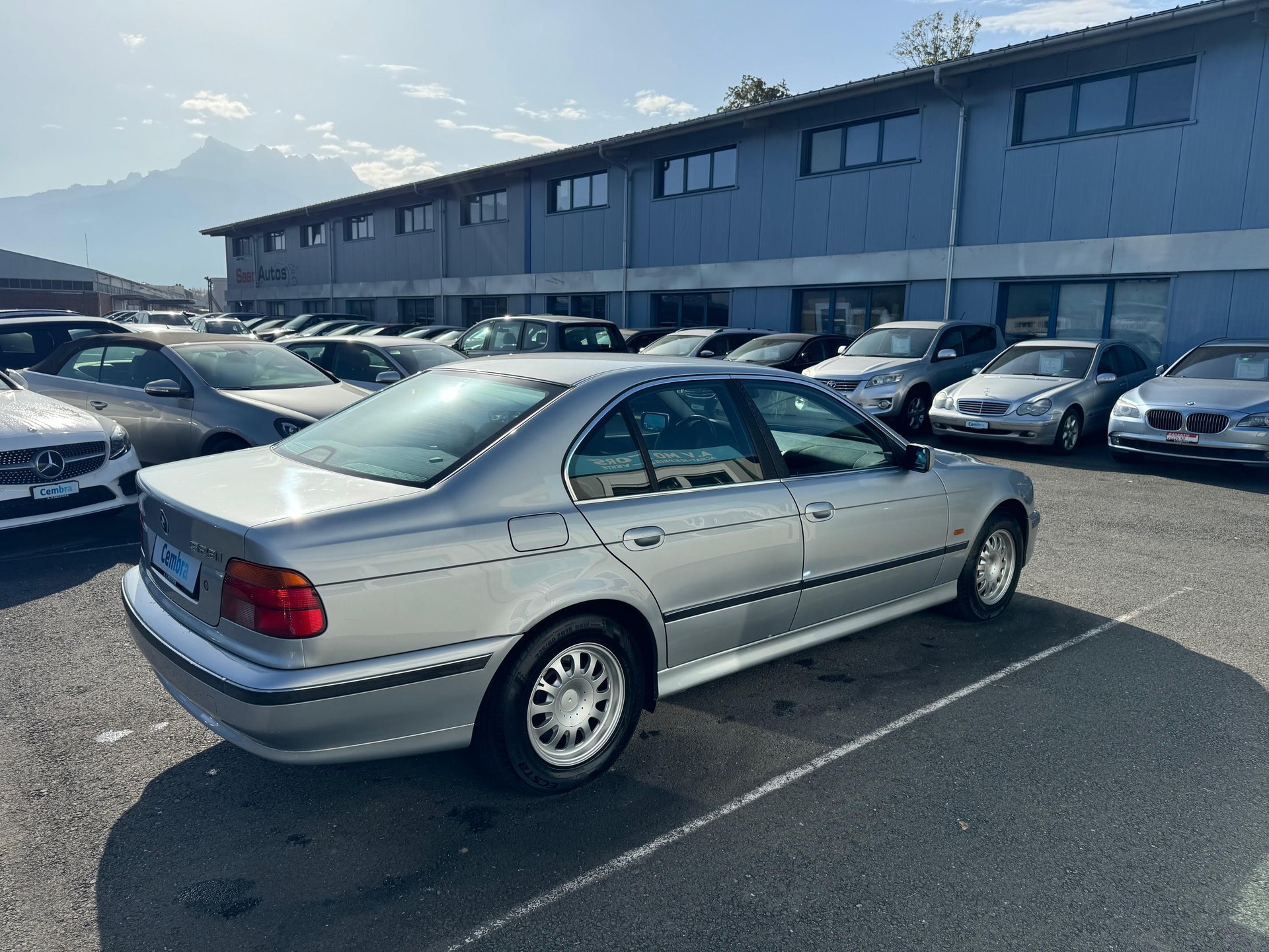 BMW 528i-image-4