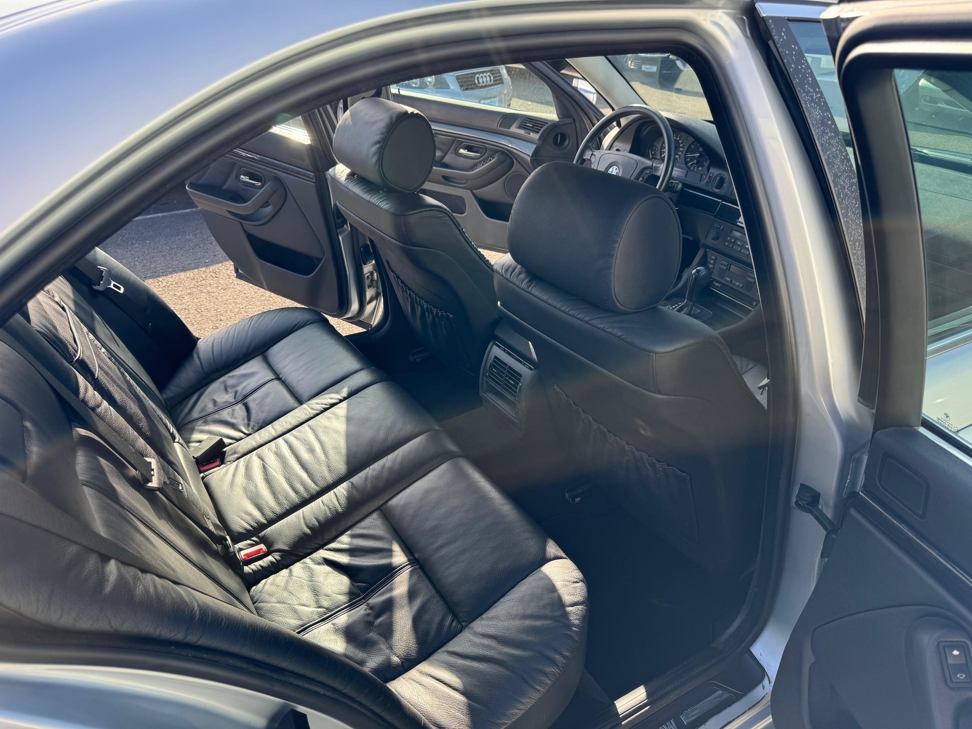 BMW 528i-image-11