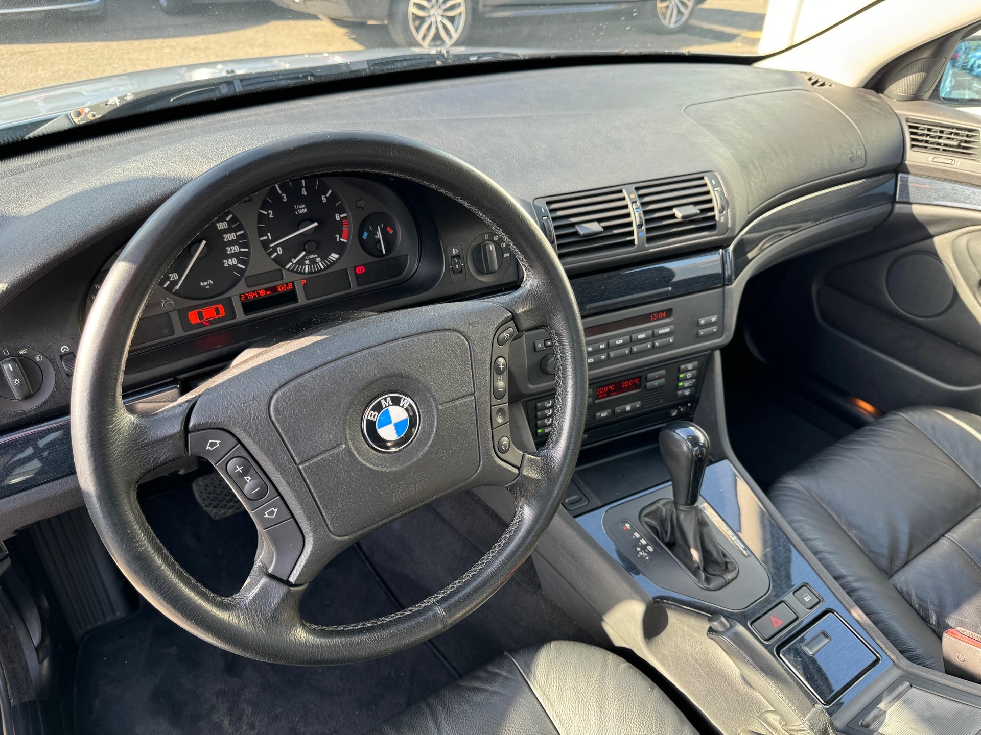 BMW 528i-image-8