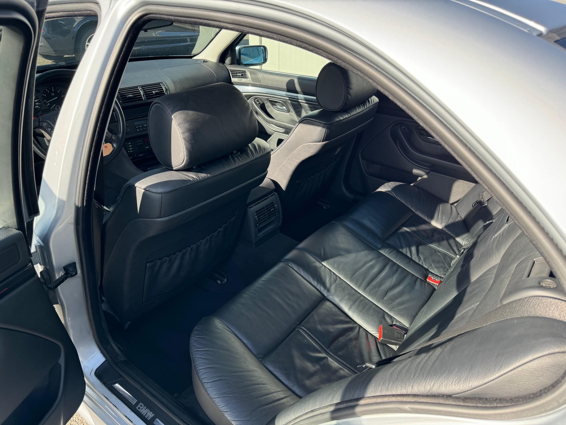 BMW 528i-image-9