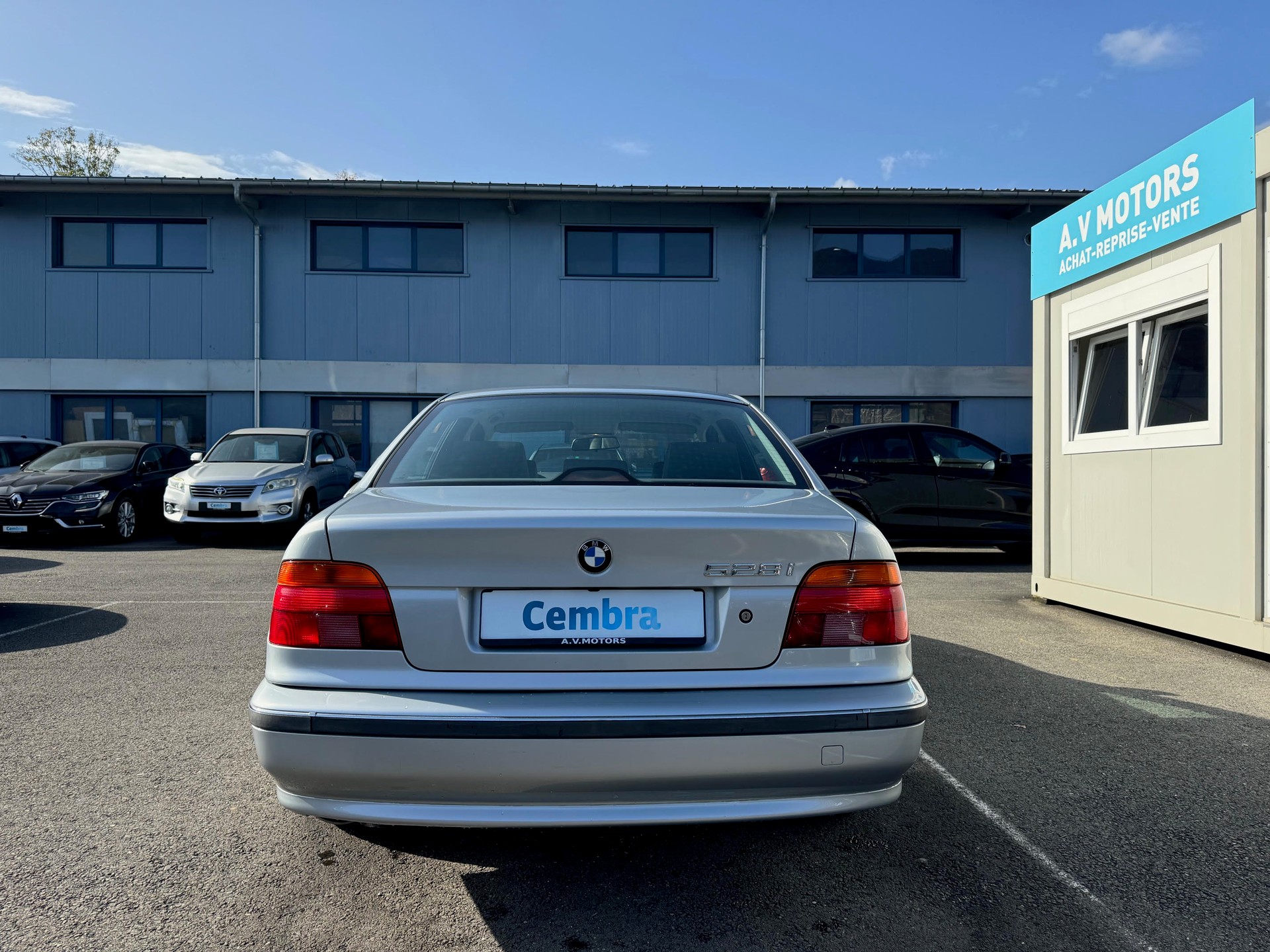BMW 528i-image-5