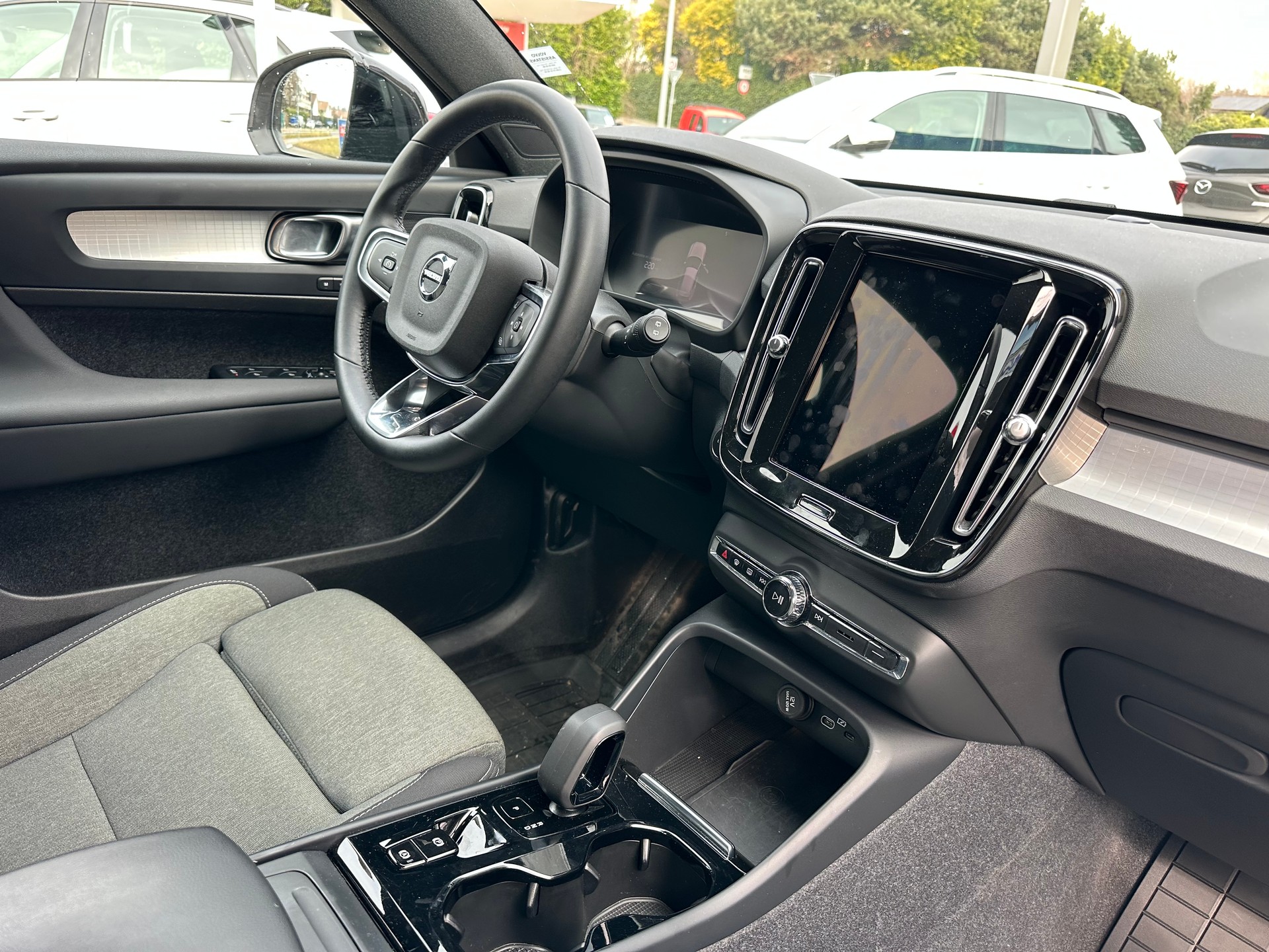 VOLVO XC40 B3 Benzin Mild Hybrid Plus Dark DCT-image-11