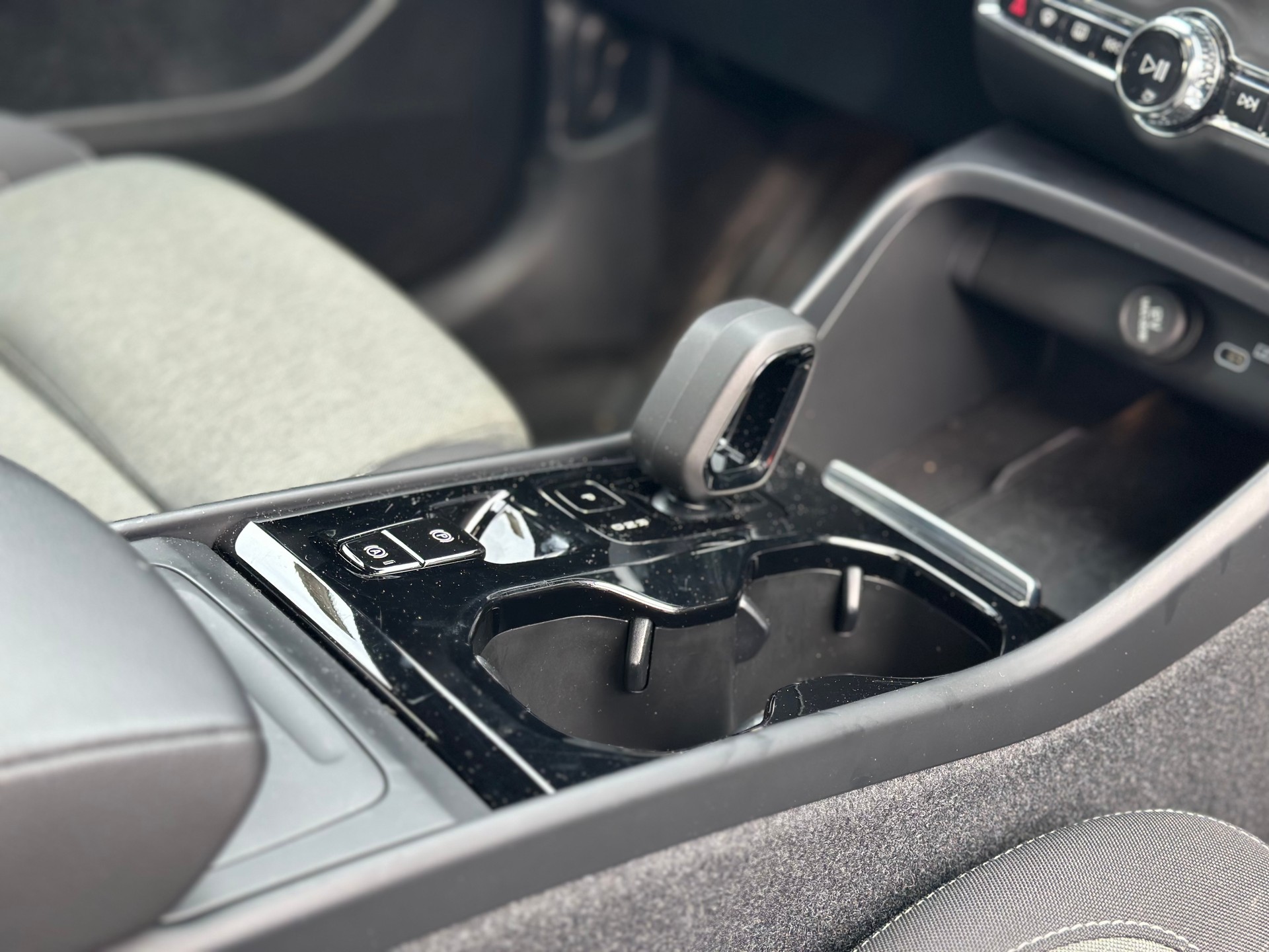 VOLVO XC40 B3 Benzin Mild Hybrid Plus Dark DCT-image-8