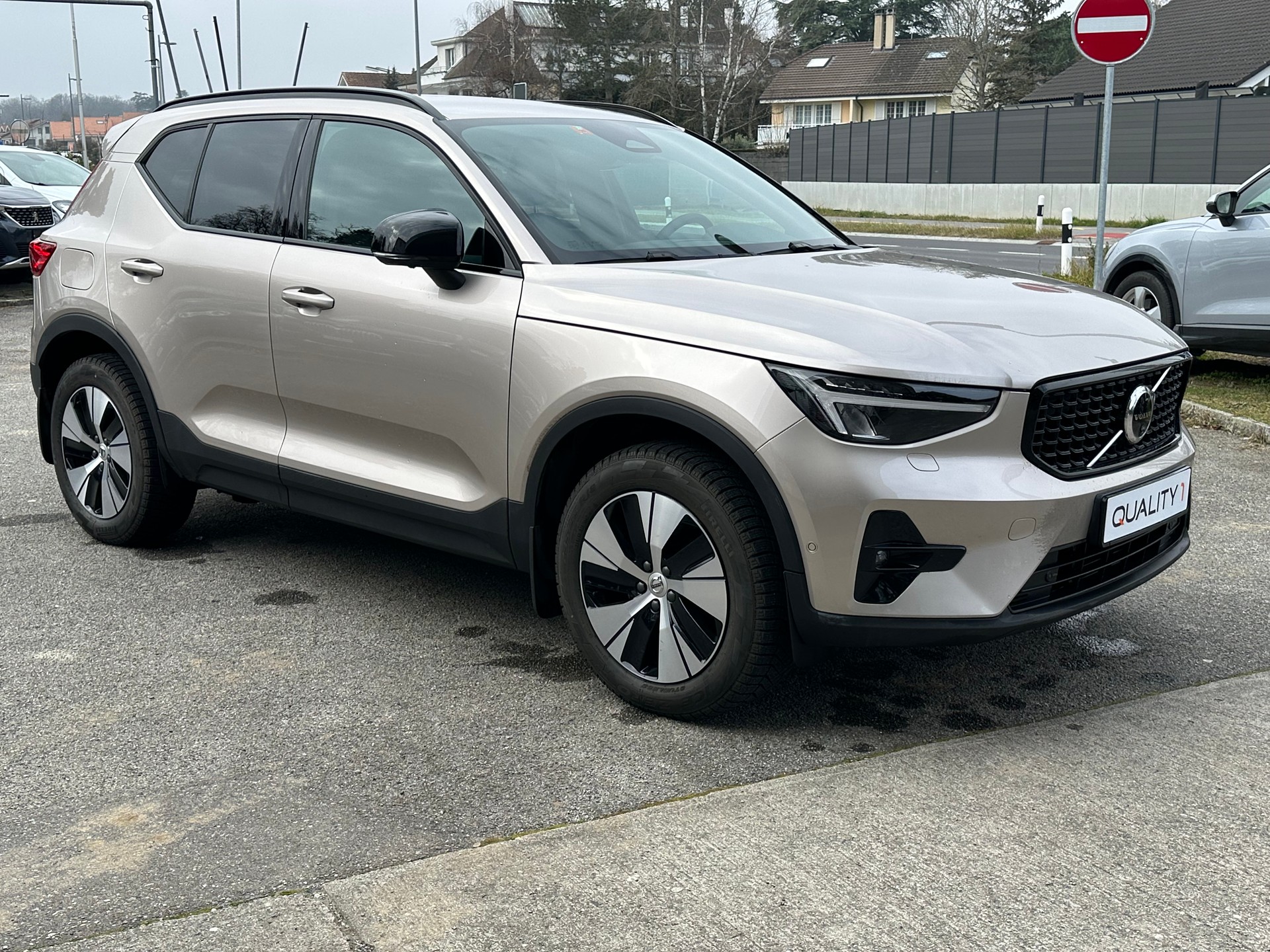VOLVO XC40 B3 Benzin Mild Hybrid Plus Dark DCT-image-1