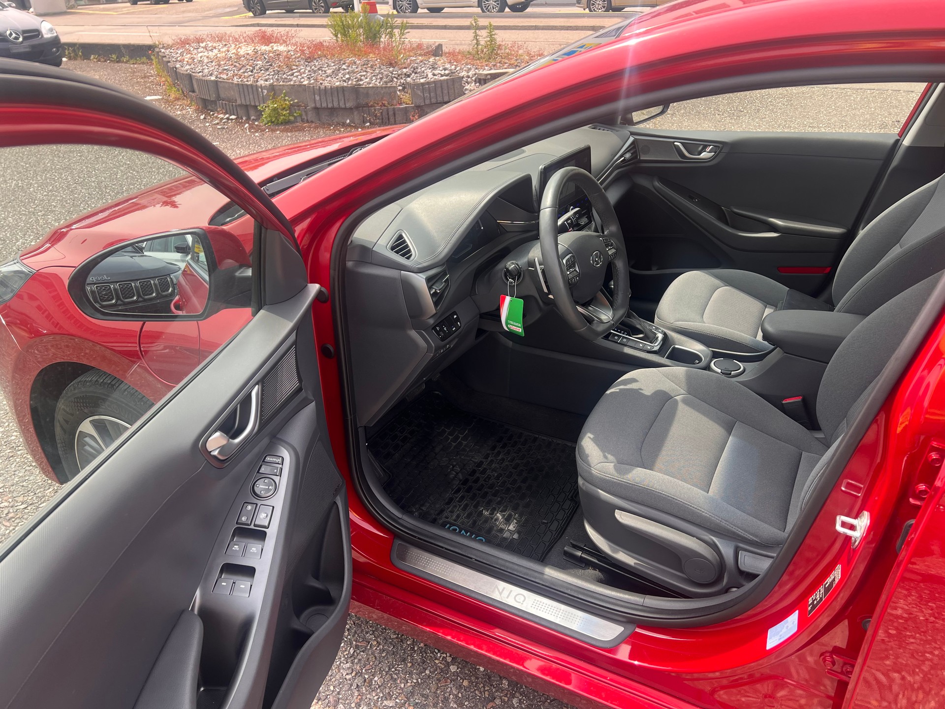 HYUNDAI Ioniq 1.6 GDi Plug in Hybrid Amplia DCT-image-8