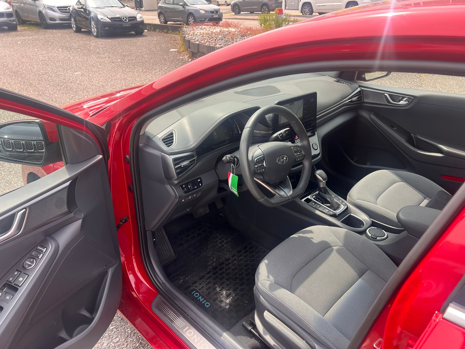 HYUNDAI Ioniq 1.6 GDi Plug in Hybrid Amplia DCT-image-9
