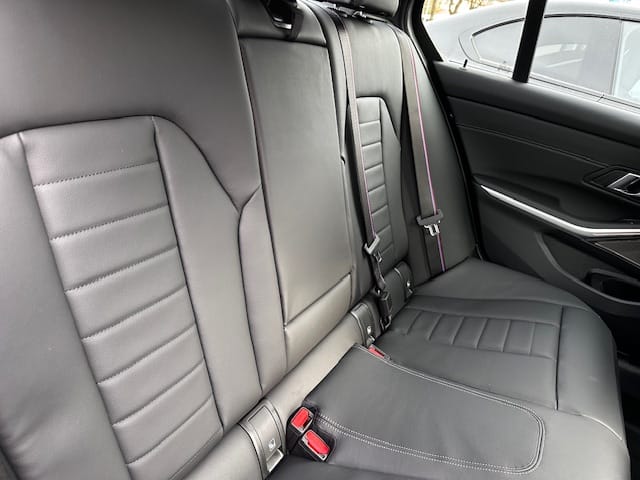 BMW BMW 330d xDrive Limousine M Sport Pro-image-5