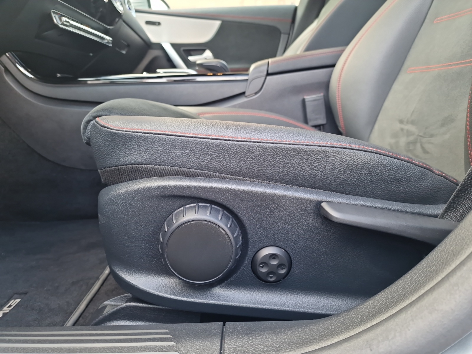 MERCEDES-BENZ CLA Shooting Brake 250e AMG Line AHK Panorama-image-12