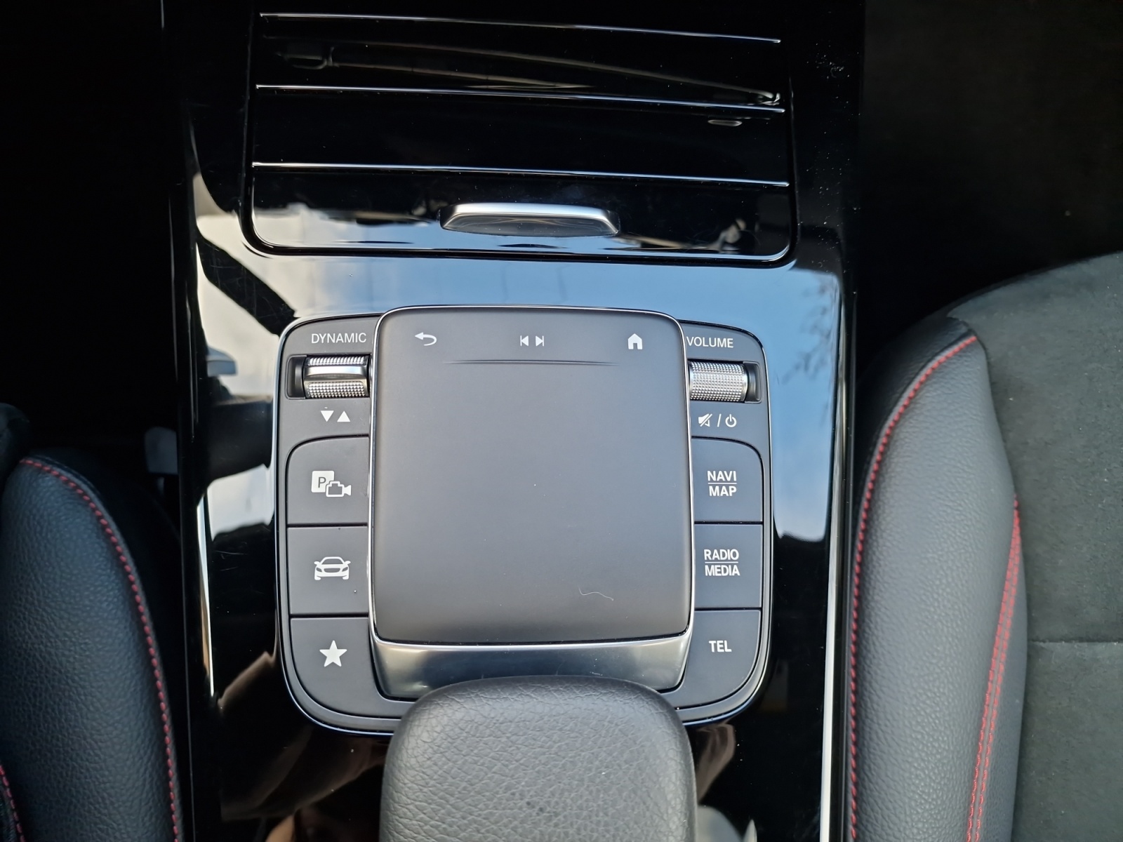 MERCEDES-BENZ CLA Shooting Brake 250e AMG Line AHK Panorama-image-21