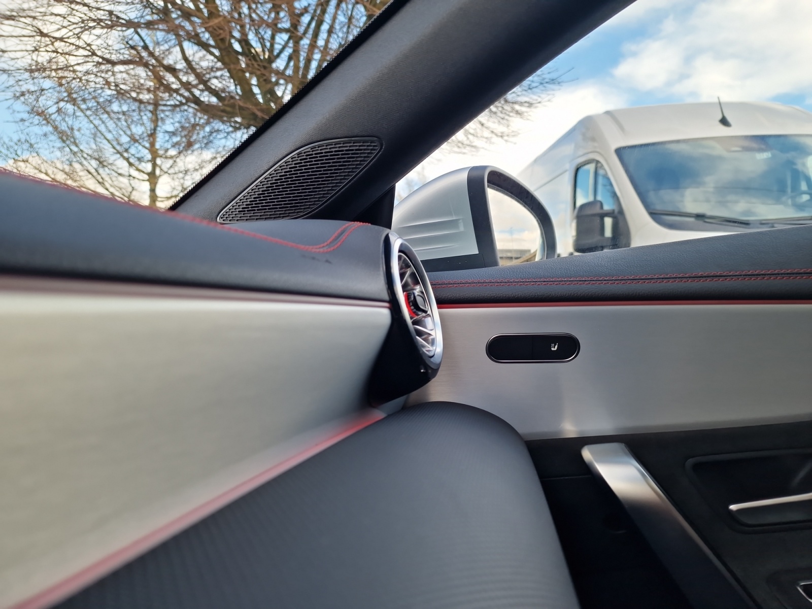 MERCEDES-BENZ CLA Shooting Brake 250e AMG Line AHK Panorama-image-22