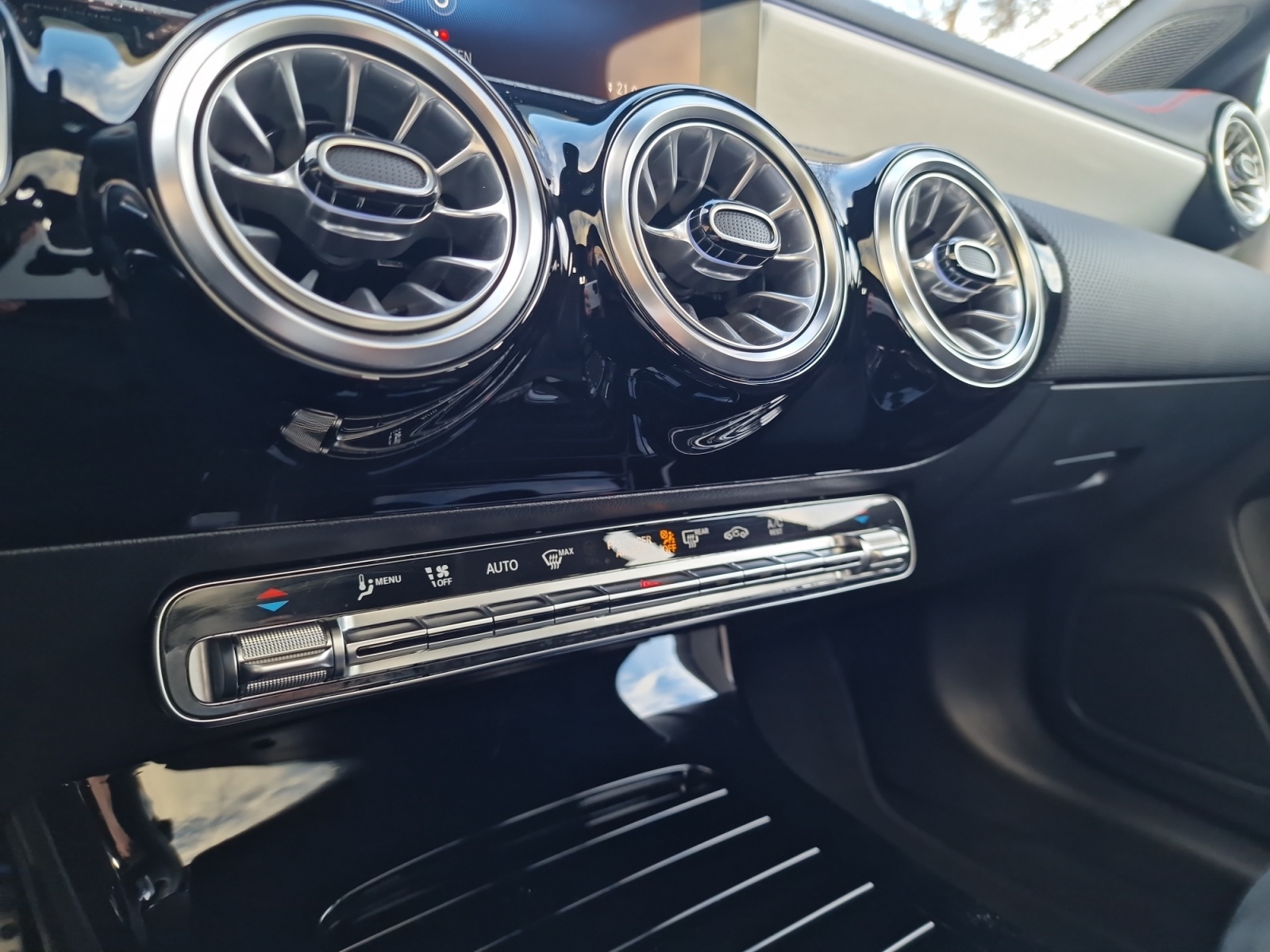 MERCEDES-BENZ CLA Shooting Brake 250e AMG Line AHK Panorama-image-20