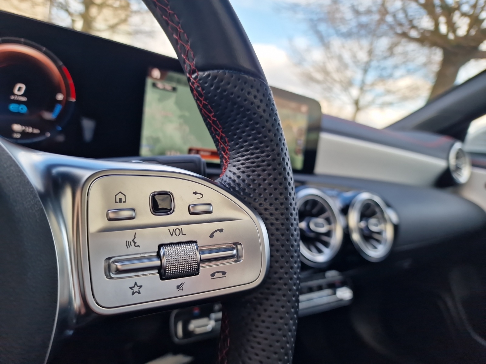 MERCEDES-BENZ CLA Shooting Brake 250e AMG Line AHK Panorama-image-16