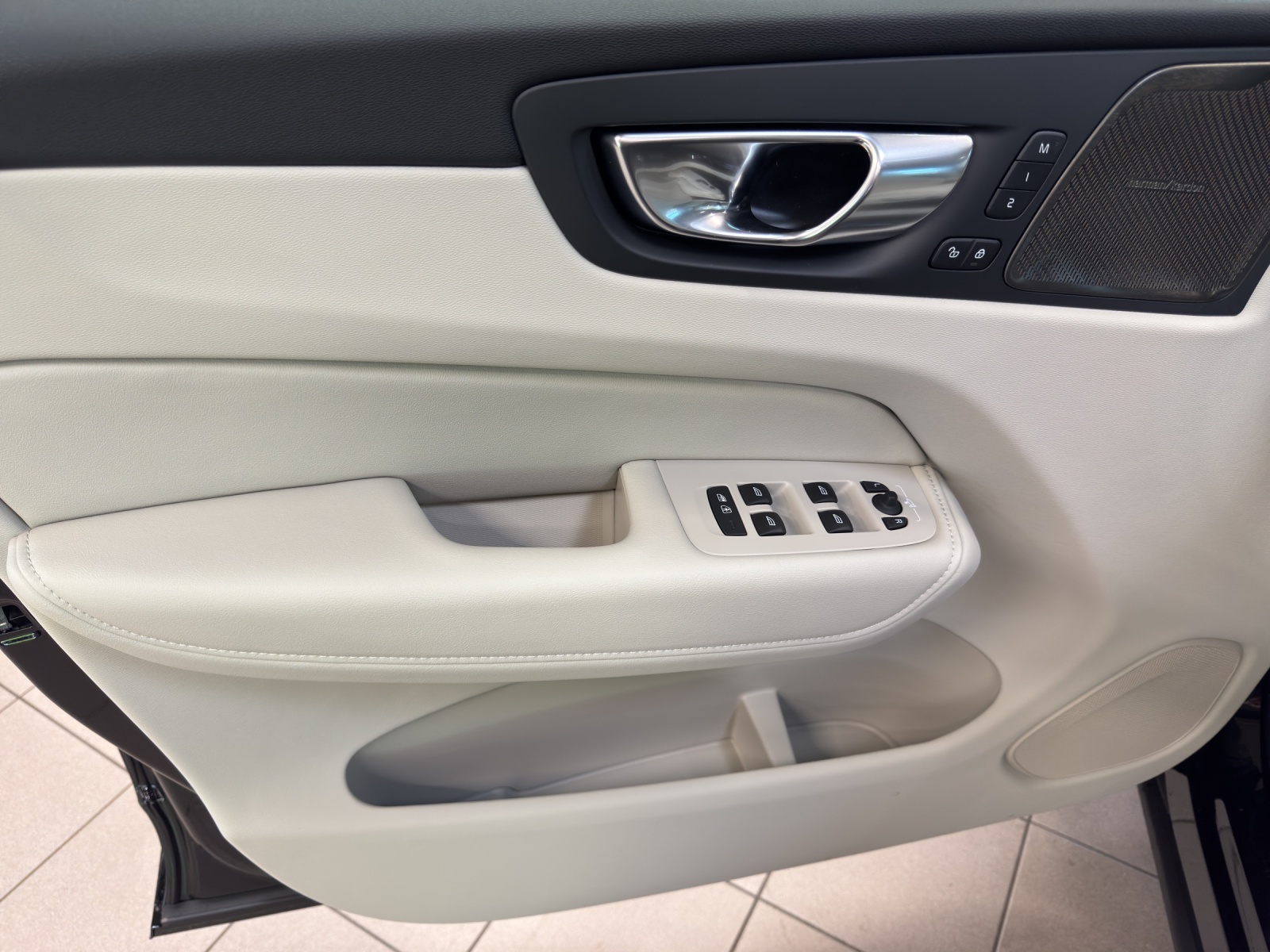 VOLVO XC60 2.0 T8 TE Ultra Dark eAWD-image-8