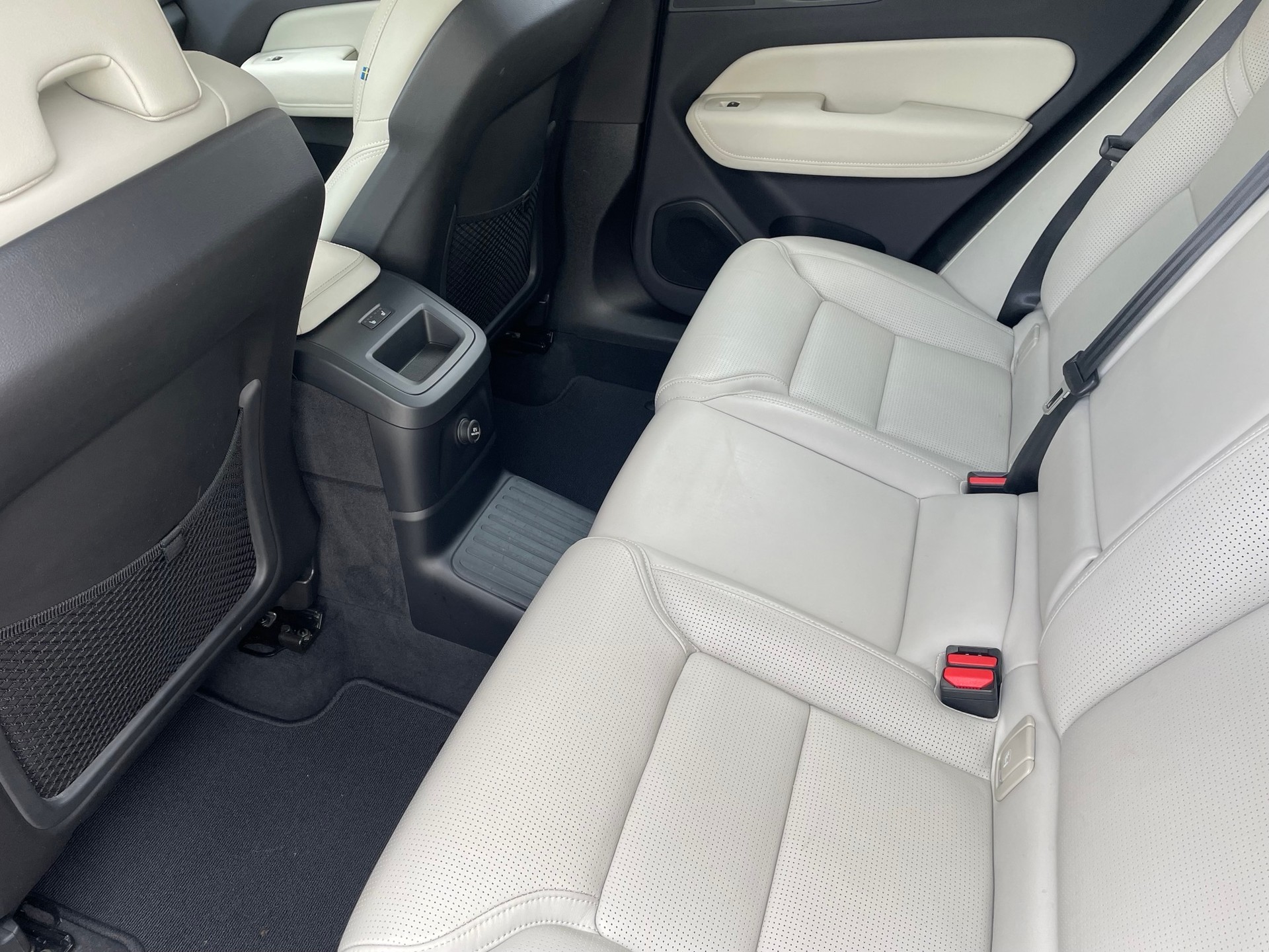 VOLVO XC60 T8 eAWD Inscription-image-4