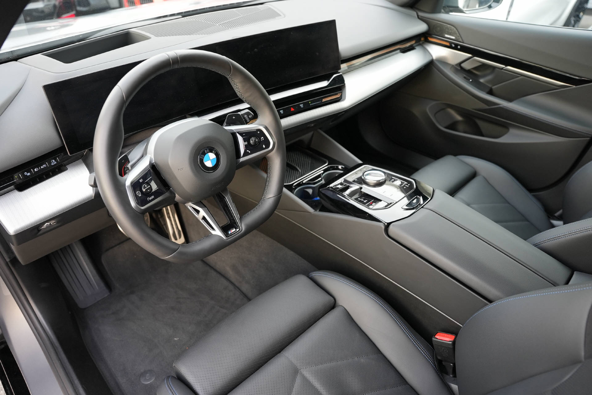 BMW 520d xDrive 48V Touring M Sport Steptronic-image-6