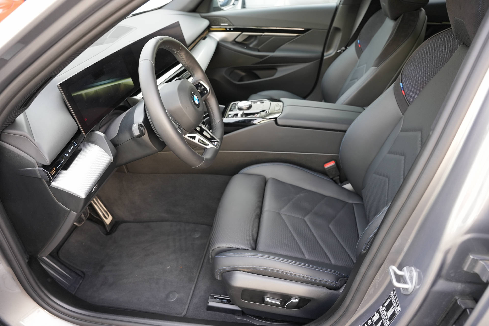 BMW 520d xDrive 48V Touring M Sport Steptronic-image-7