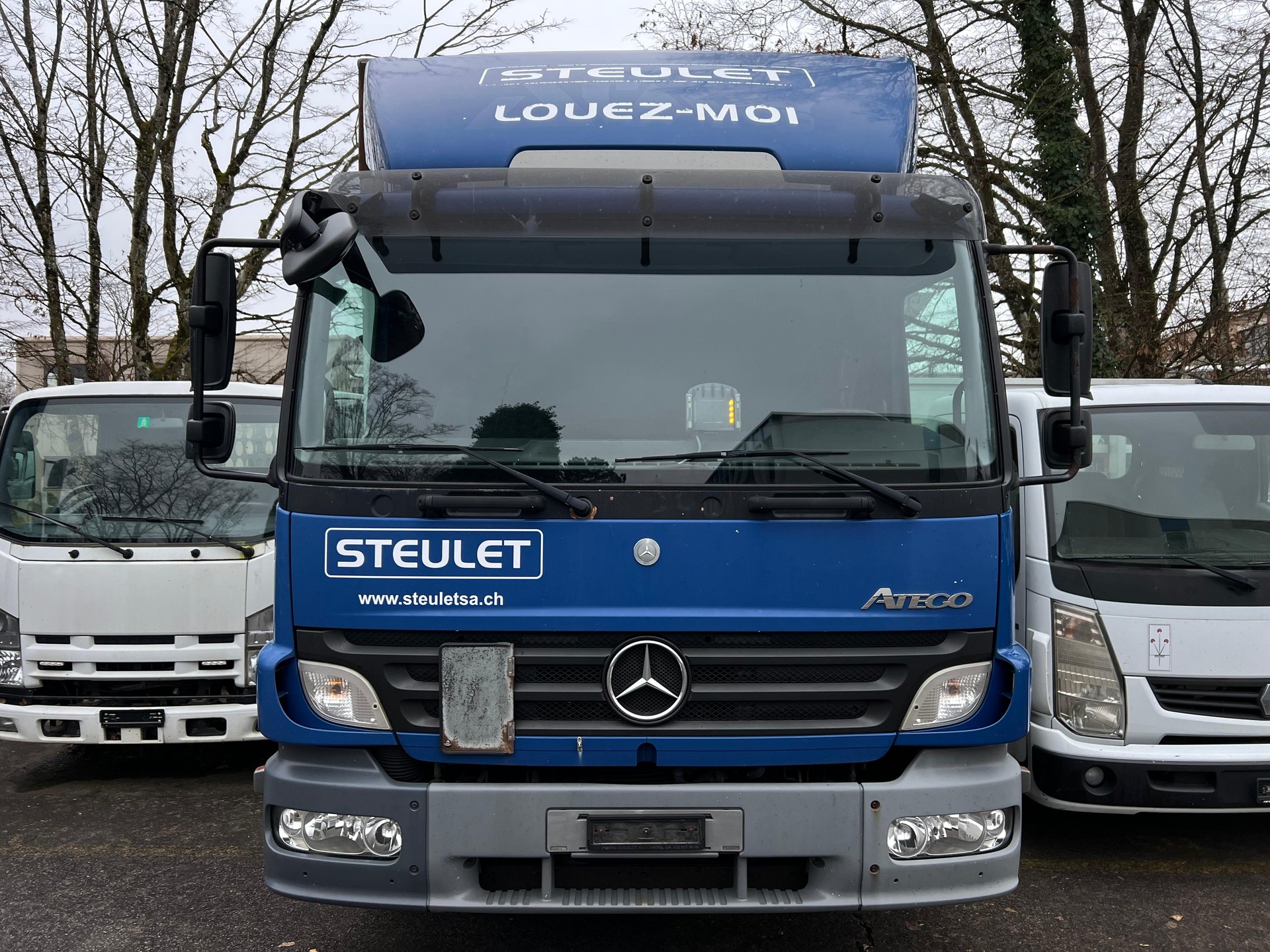 MERCEDES-BENZ-showroom-element-3