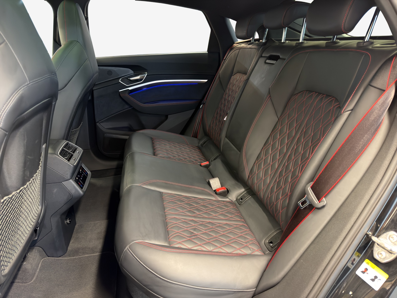AUDI Q8 Sportback 55 e-tron Black Edition quattro-image-12
