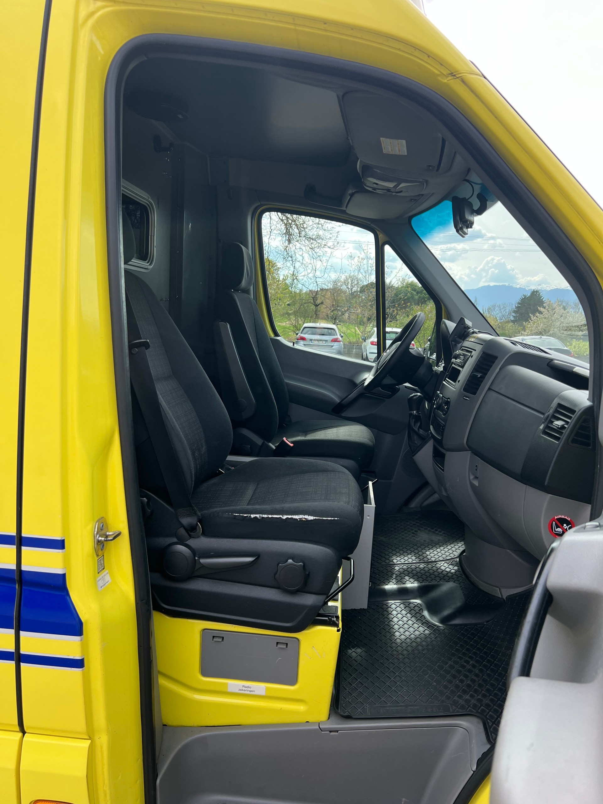 MERCEDES-BENZ AMBULANCE Sprinter 319 BlueTec Standard 7G-Tronic-image-11