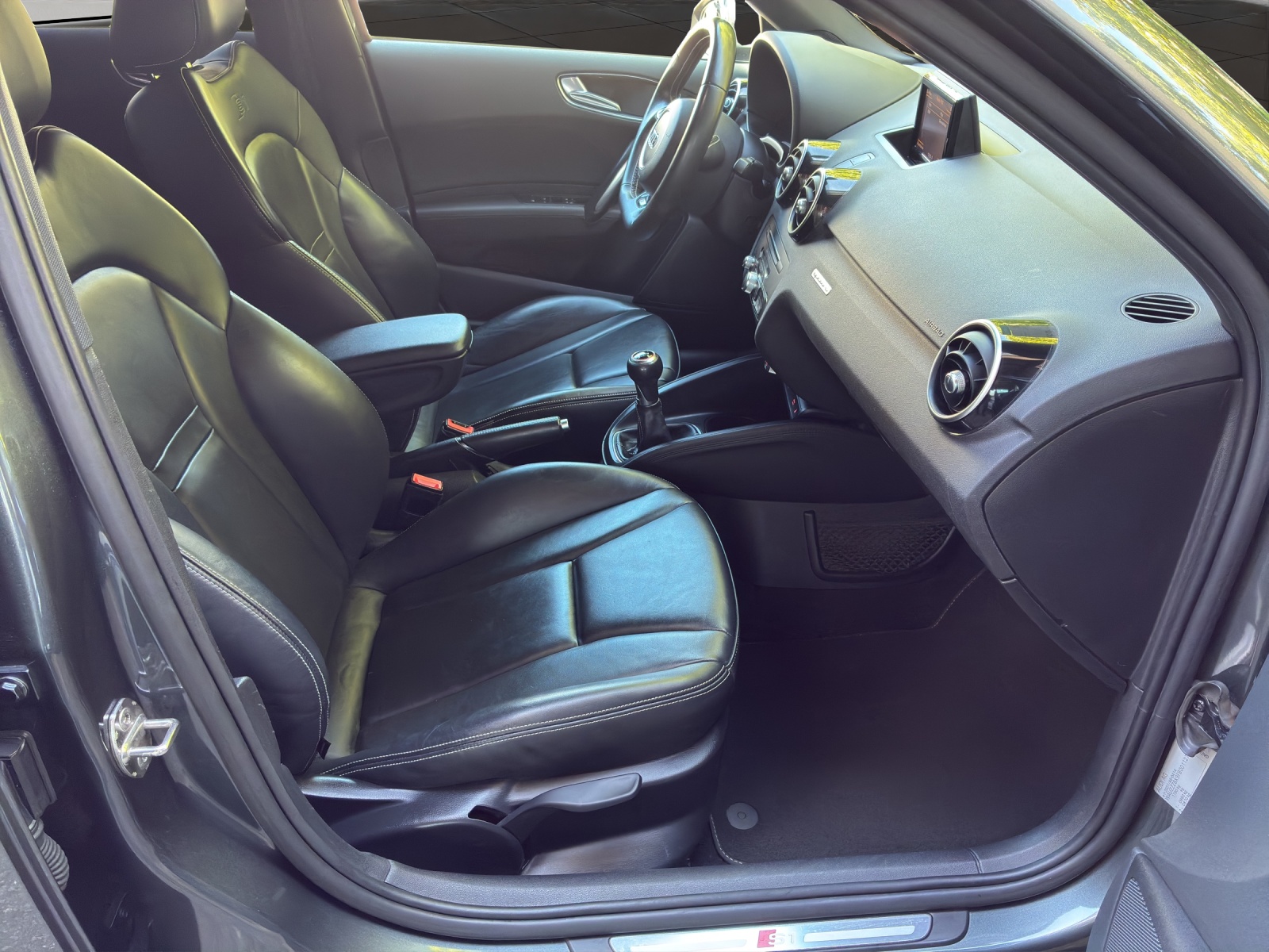 AUDI S1 Sportback 2.0 TFSI quattro-image-11