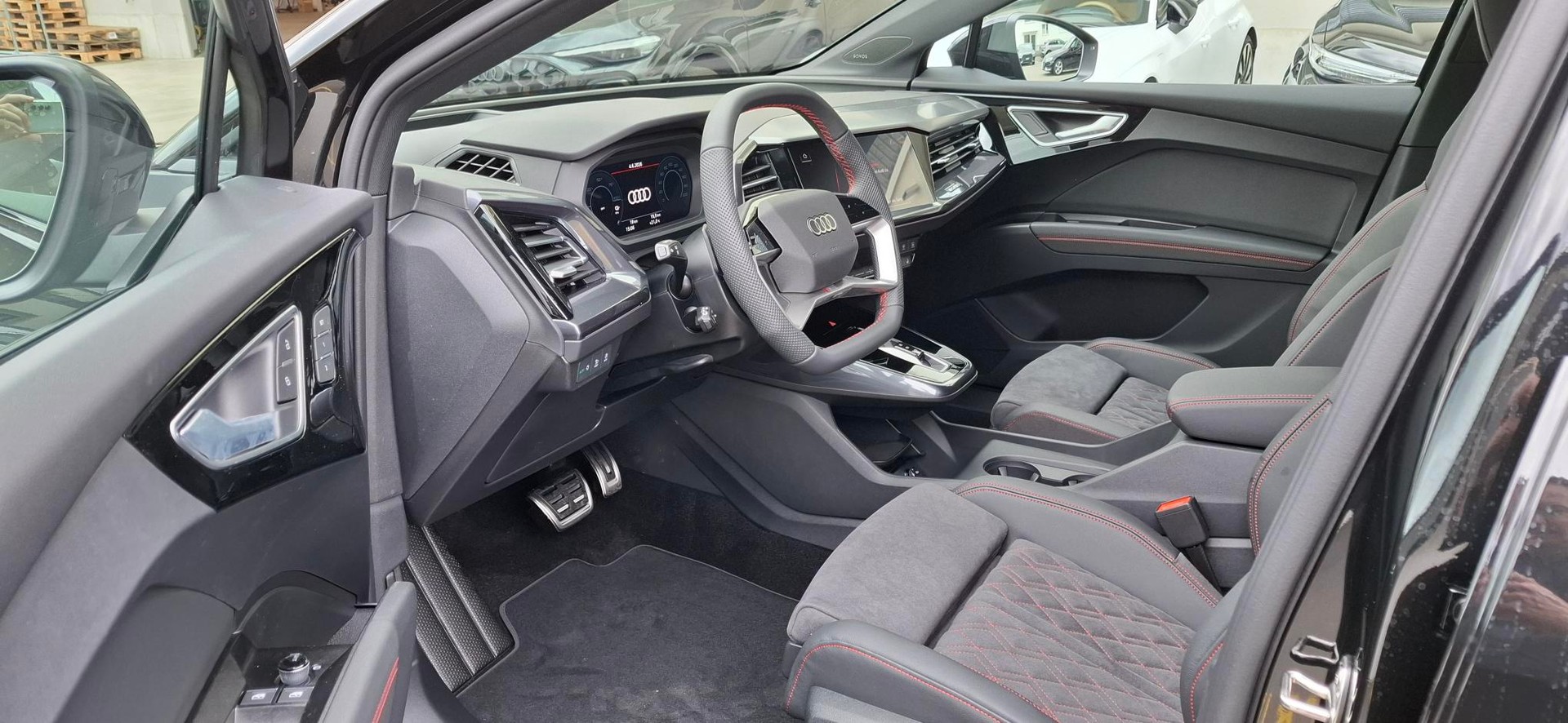 AUDI Q4 e-tron 45 Edition Swiss Ski quattro-image-6