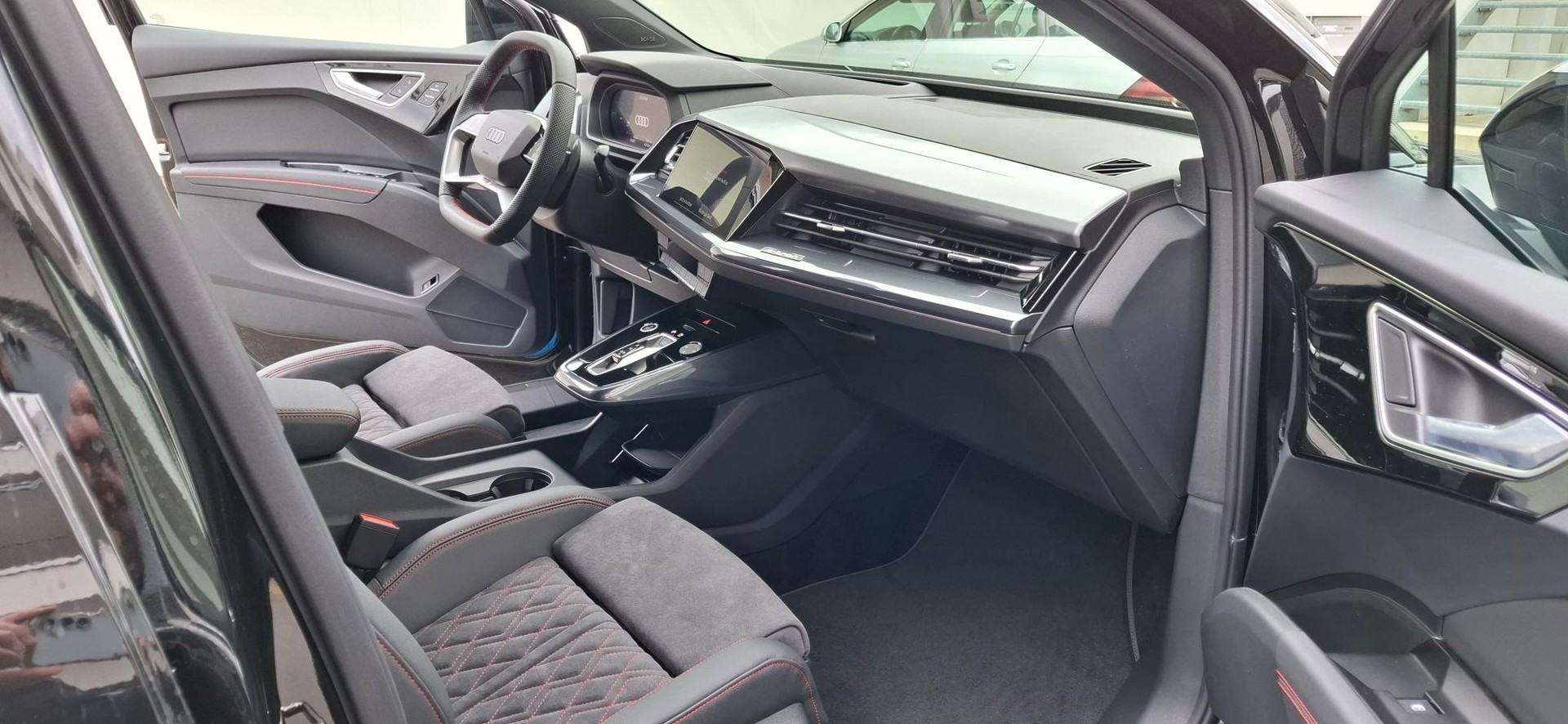 AUDI Q4 e-tron 45 Edition Swiss Ski quattro-image-7