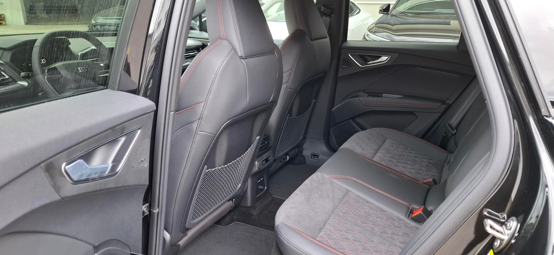 AUDI Q4 e-tron 45 Edition Swiss Ski quattro-image-8
