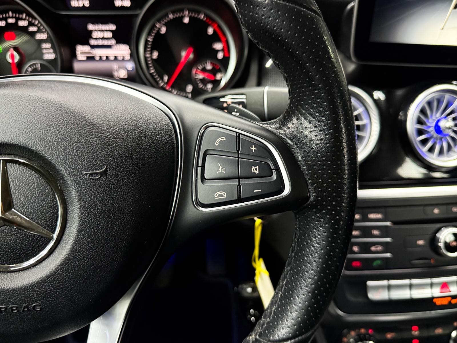MERCEDES-BENZ CLA Shooting Brake 200 d AMG-Line 7G-DCT-image-9