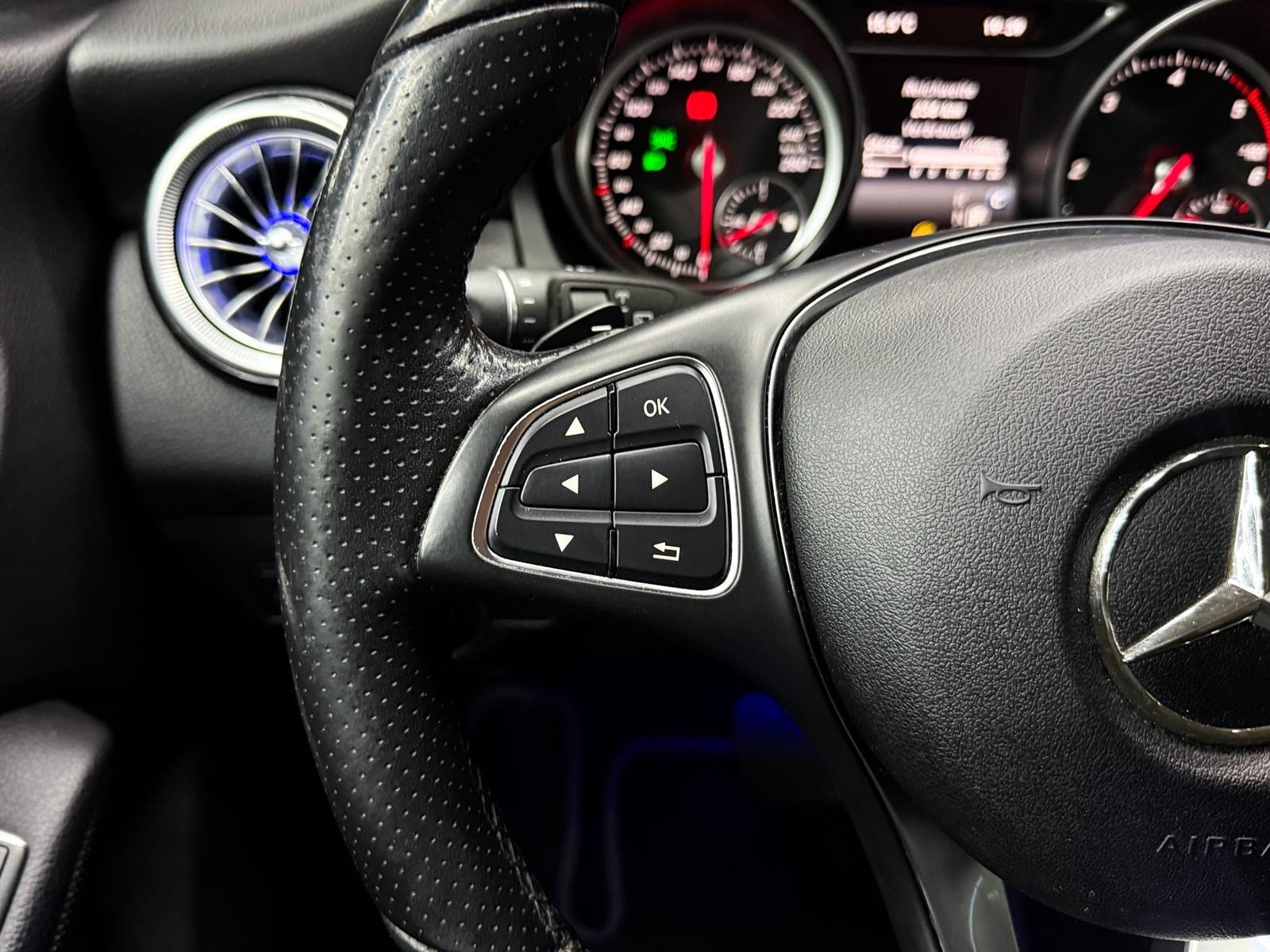 MERCEDES-BENZ CLA Shooting Brake 200 d AMG-Line 7G-DCT-image-8