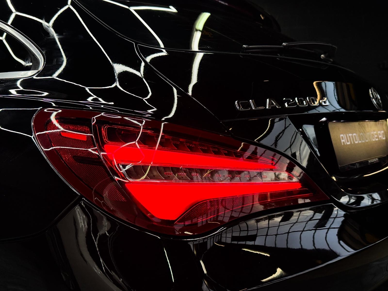 MERCEDES-BENZ CLA Shooting Brake 200 d AMG-Line 7G-DCT-image-4