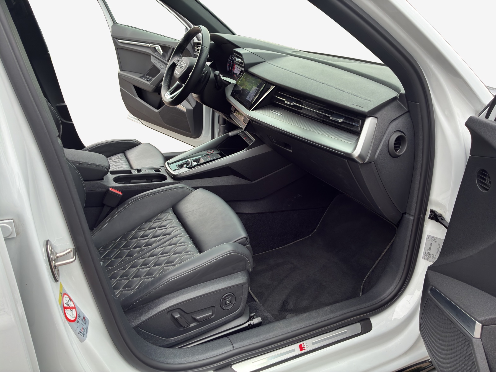 AUDI S3 Sportback 2.0 TFSI quattro S-tronic-image-13
