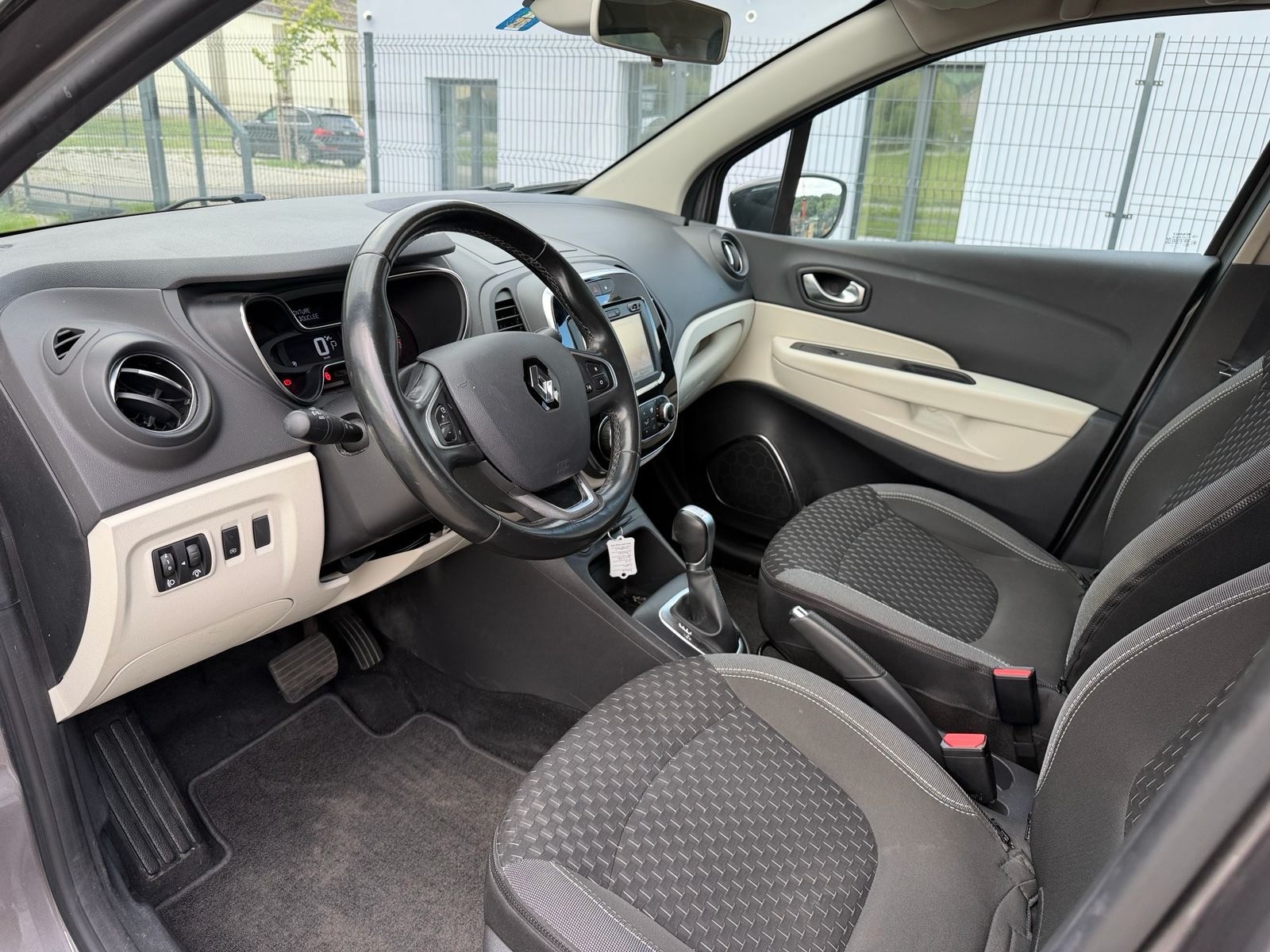 RENAULT Captur 1.2 T 16V Intens EDC-image-9