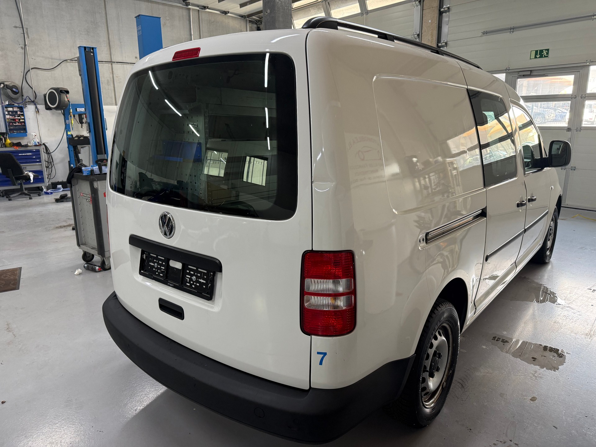 VW Caddy Maxi 1.6 TDI Blue Motion Technology-image-2