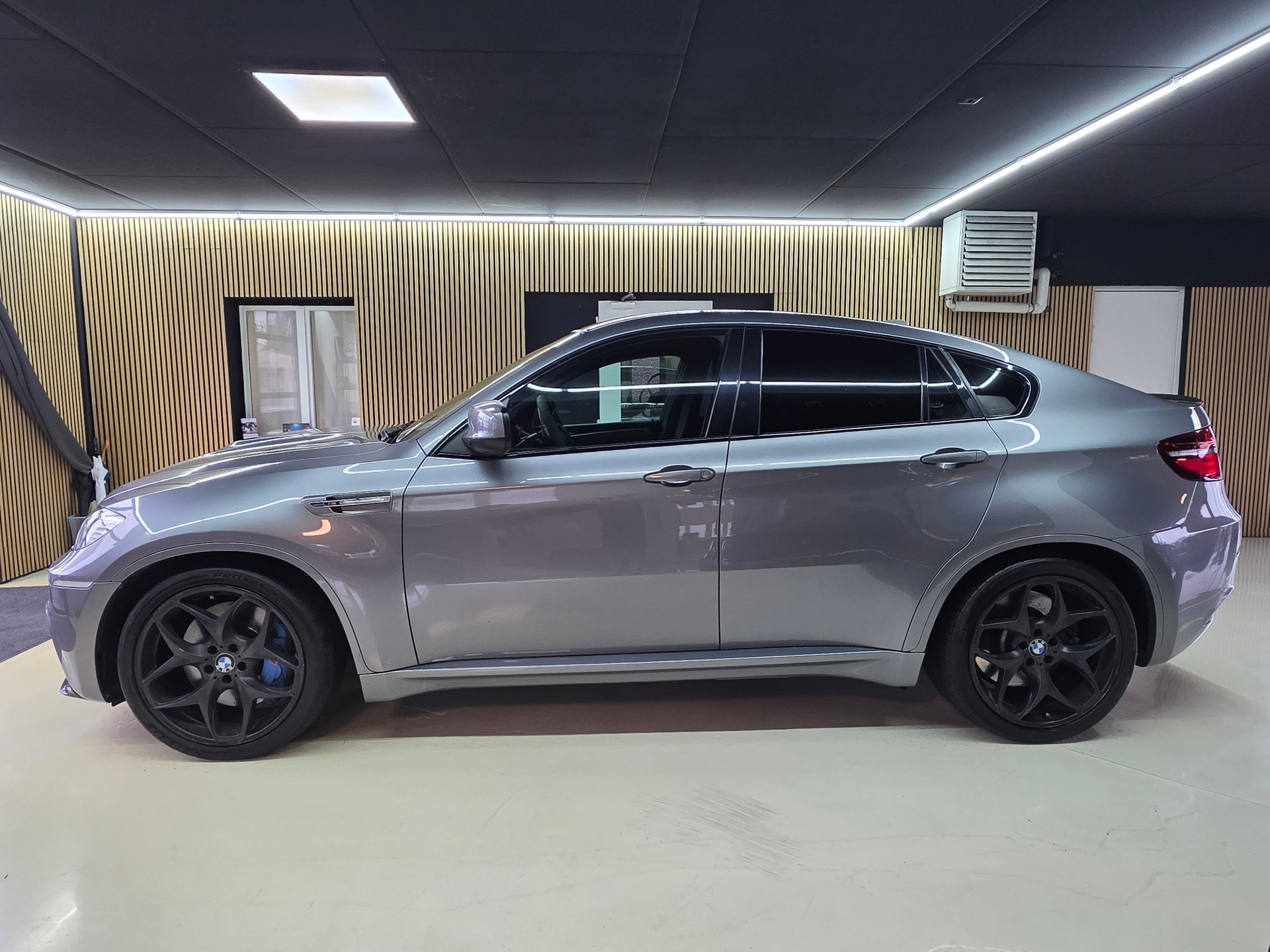 BMW X6 M Steptronic Individual-showroom-element-3