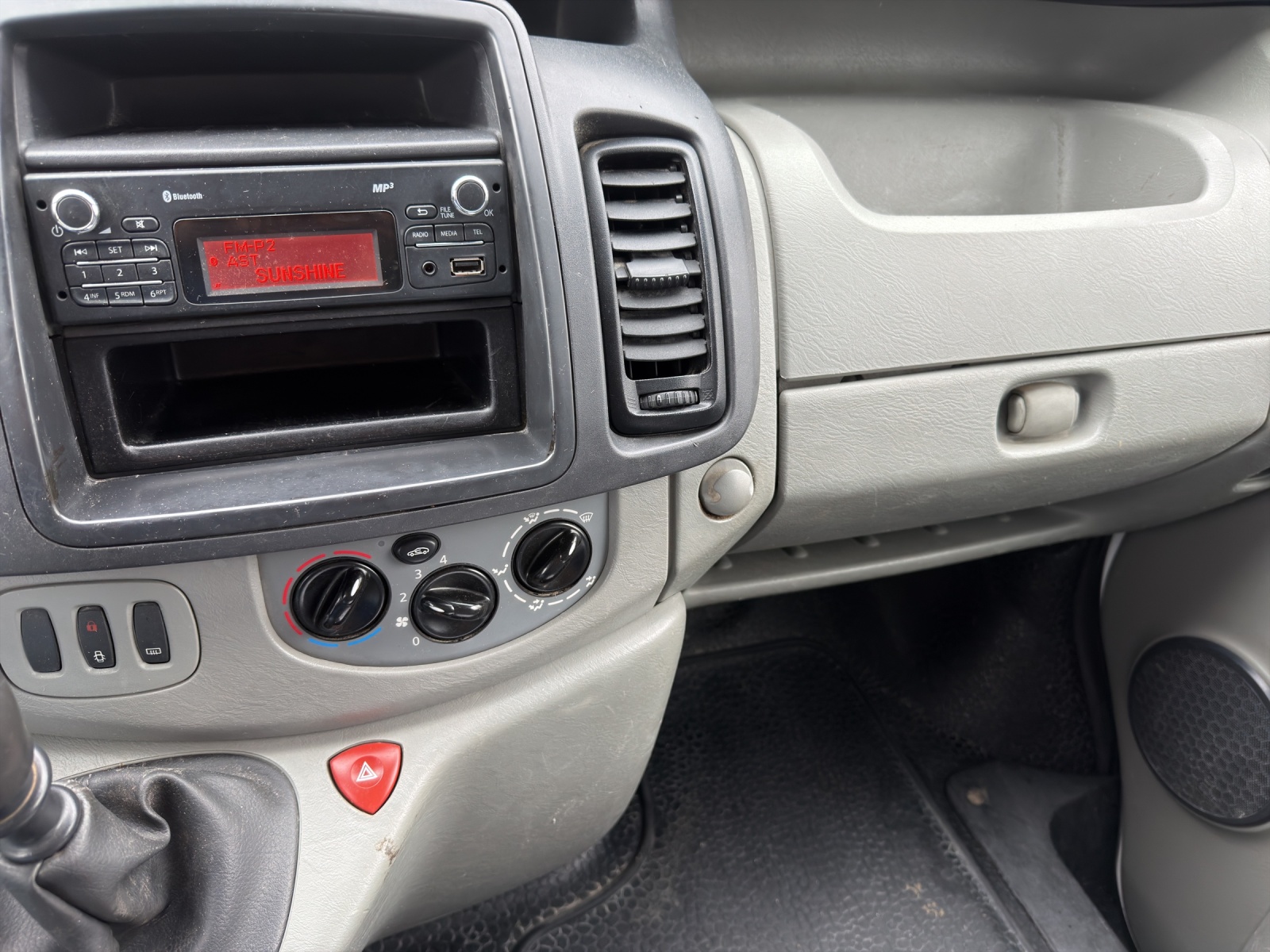 RENAULT Trafic 2.0 dCi 115 2.9t L1H1-image-8