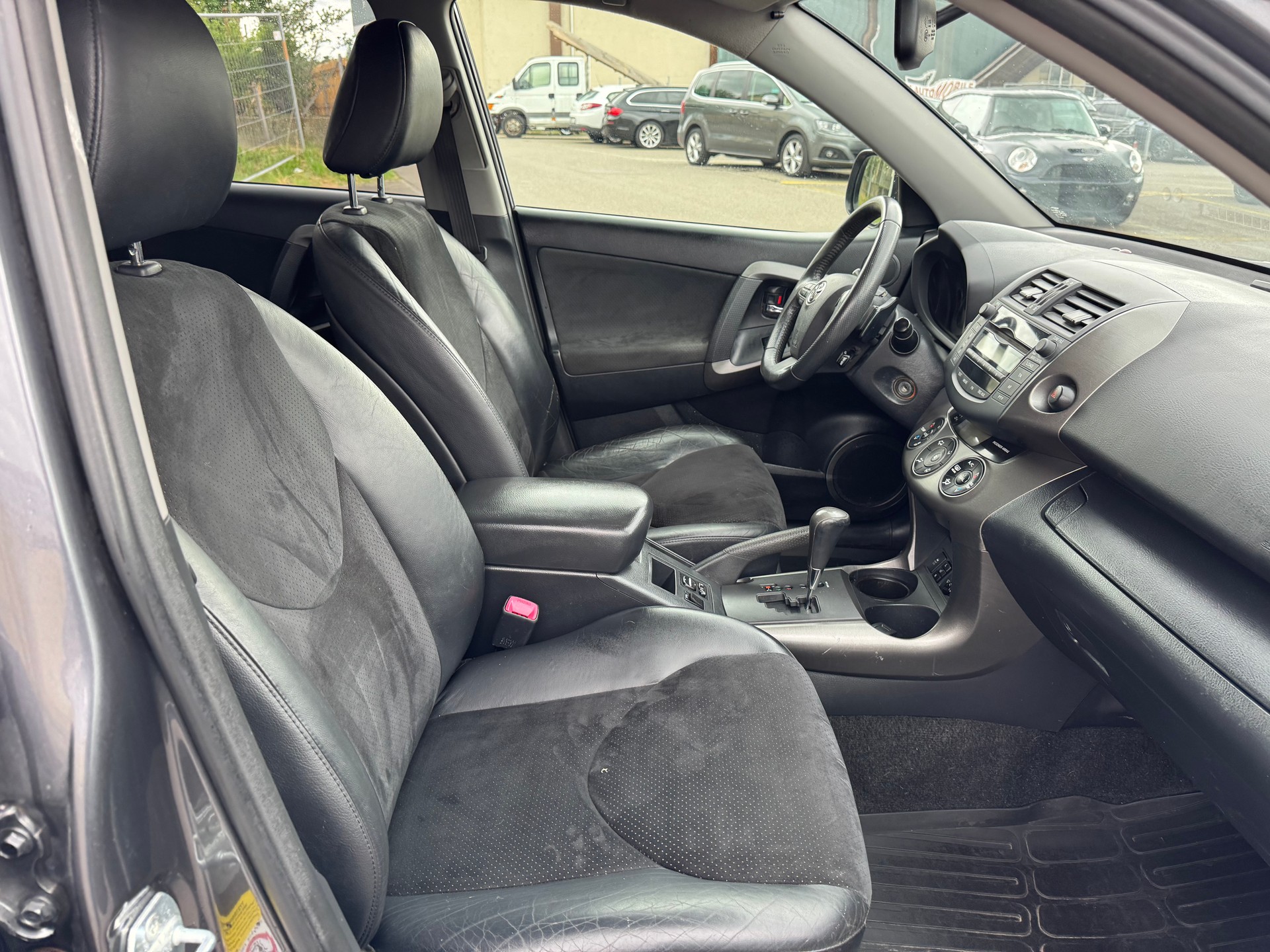 TOYOTA RAV-4-image-9