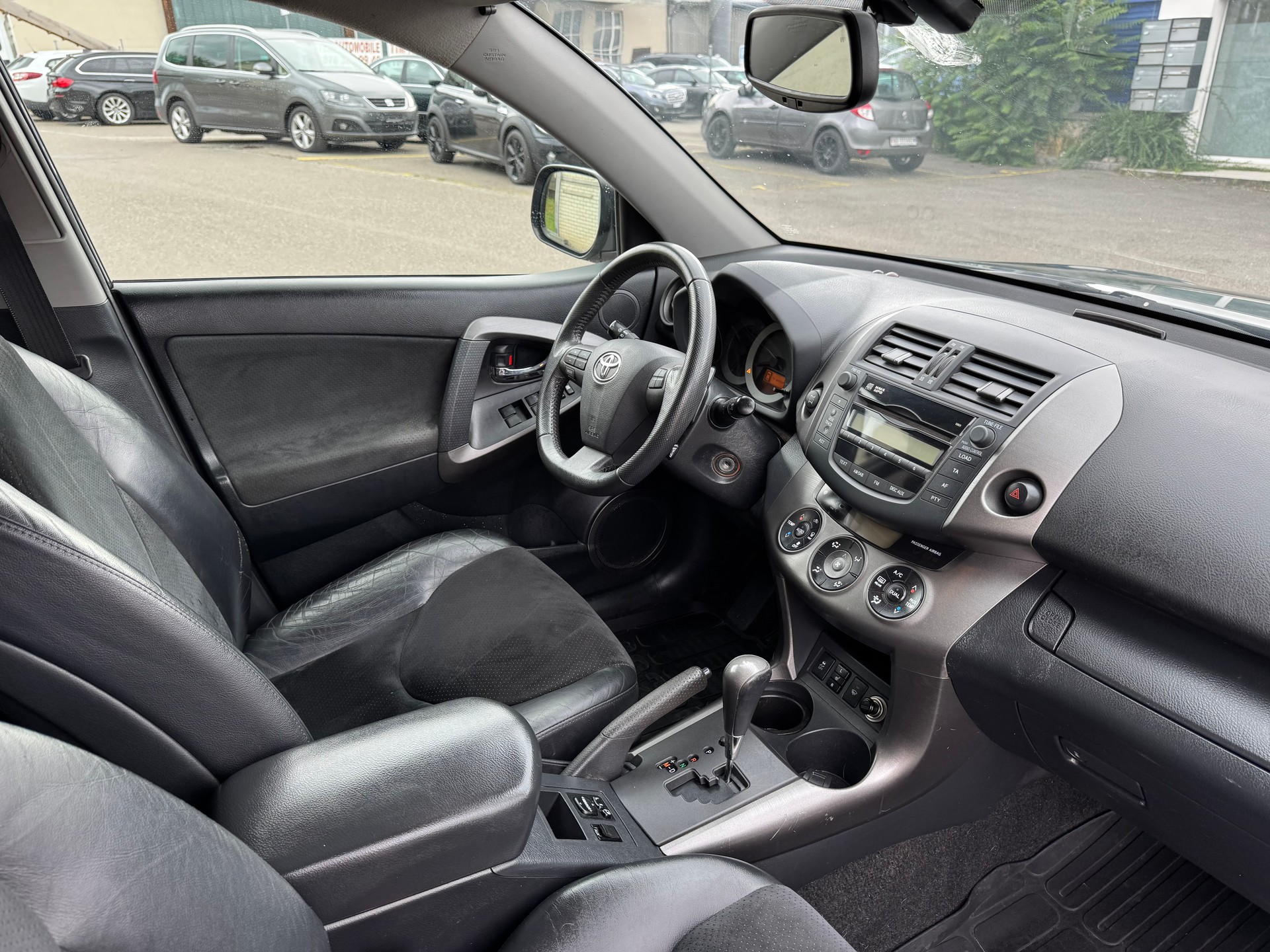 TOYOTA RAV-4-image-10