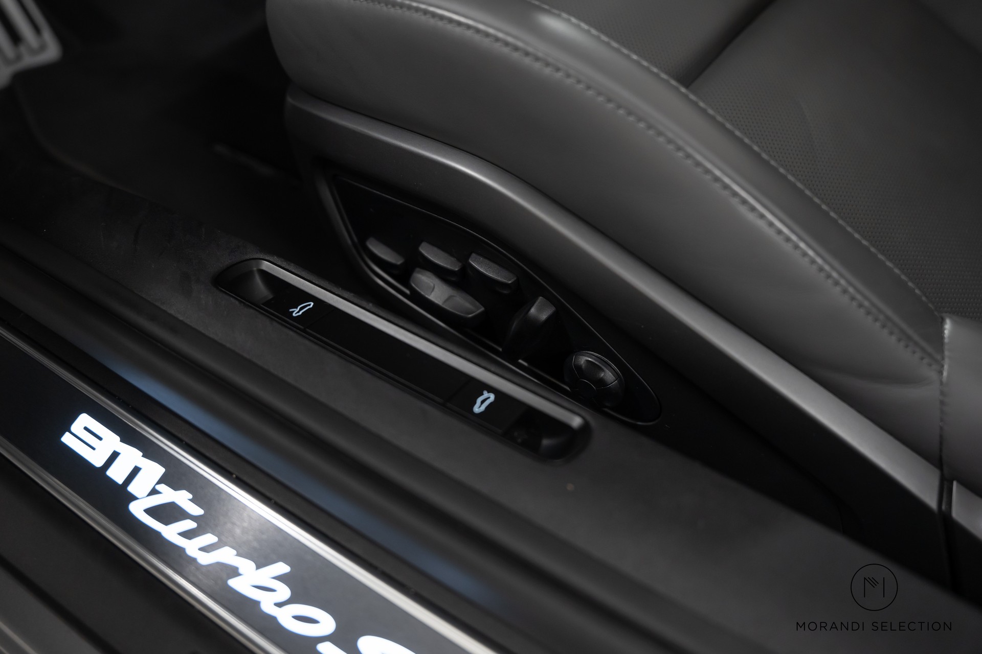 PORSCHE 911 Cabriolet 3.7 Turbo S PDK-image-19