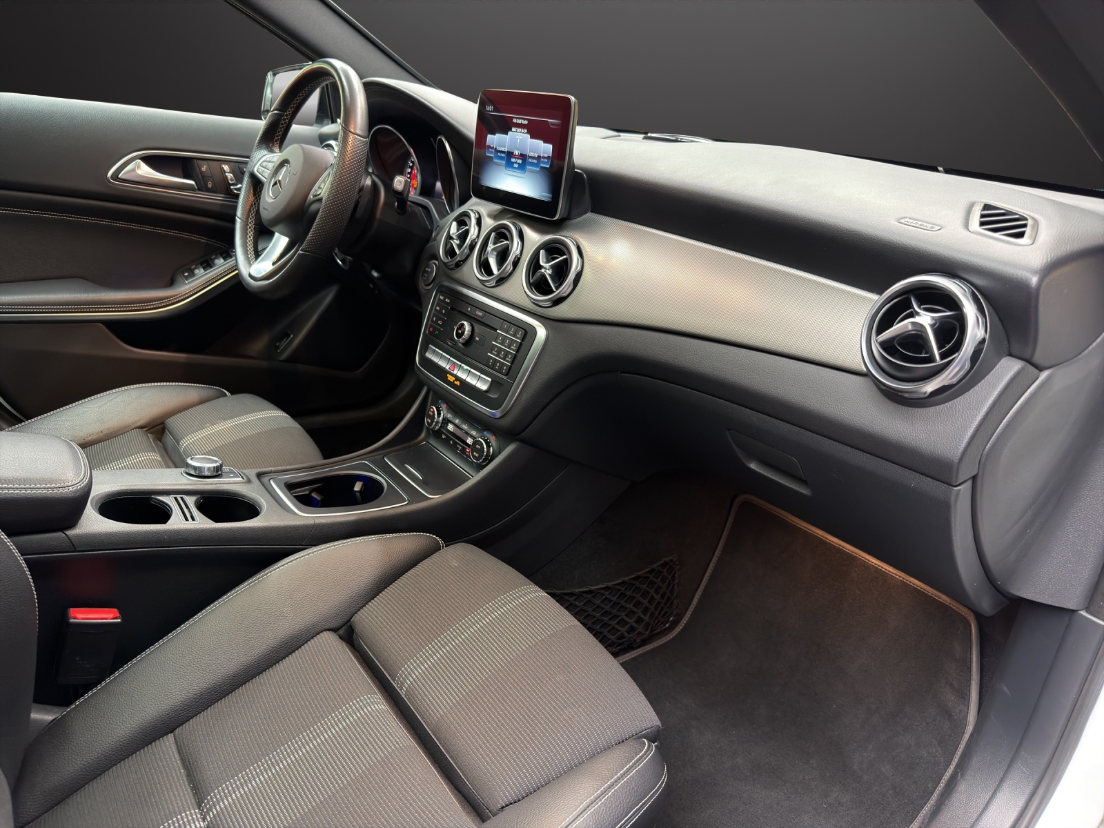 MERCEDES-BENZ GLA 200-image-7