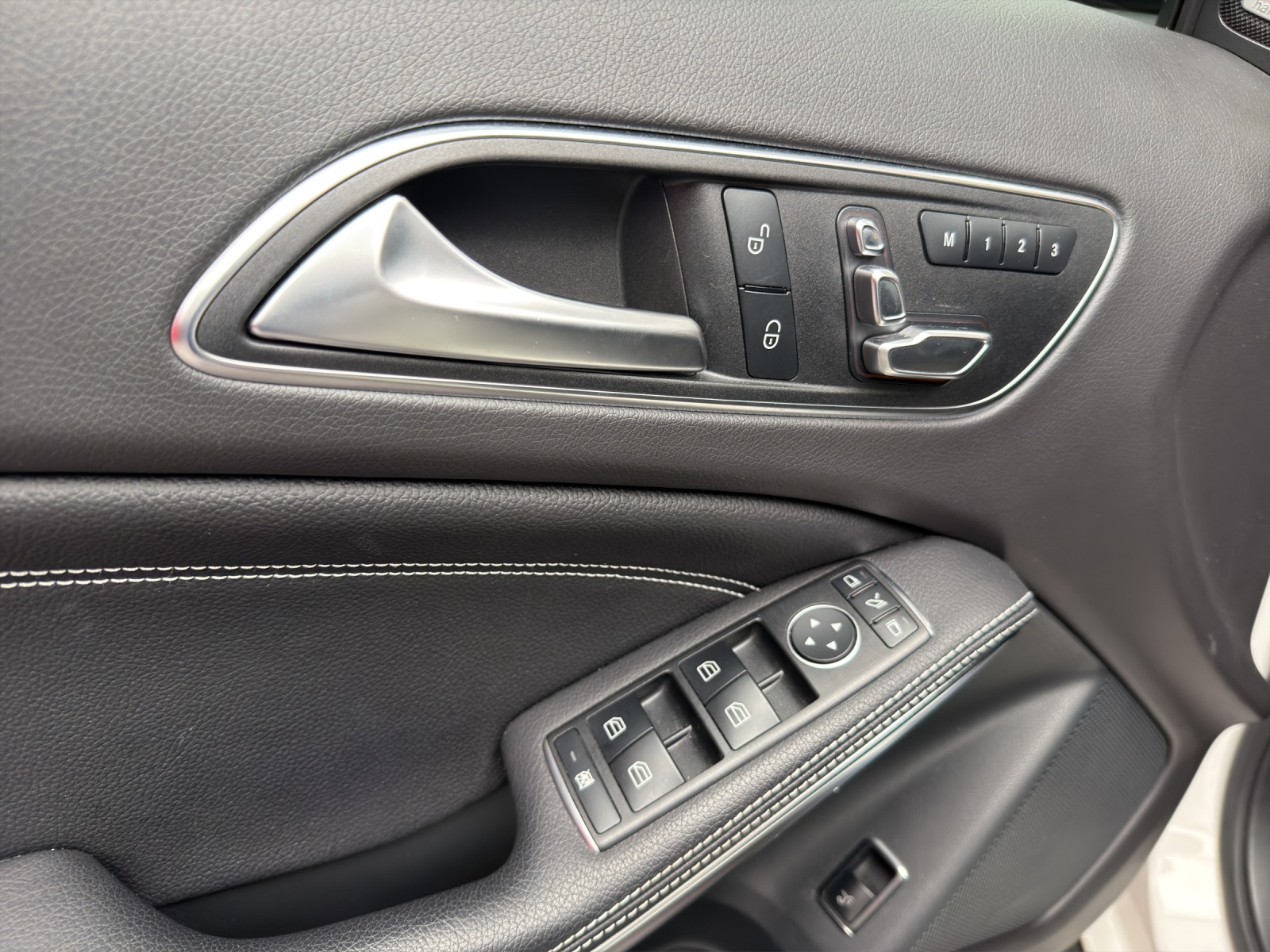 MERCEDES-BENZ GLA 200-image-11