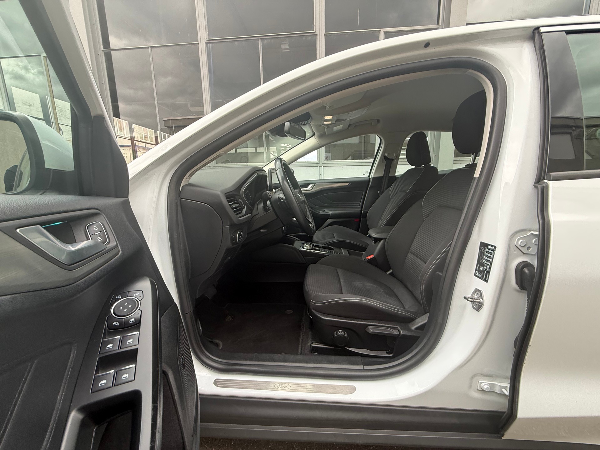 FORD Focus 1.5 TDCi Titanium Automatic *Aus erster Hand-image-6